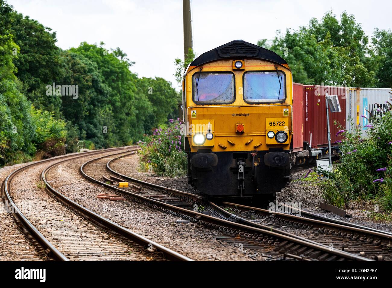 Zugzug der GB Railfreight verbindet die East Suffolk Line vom eingleisigen Hafen der Felixstowe Line in Westerfield, Suffolk, Großbritannien. Stockfoto