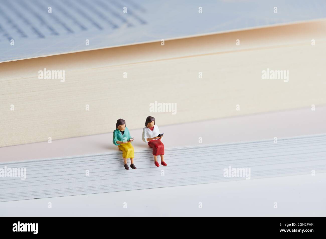 Zwei Miniaturmenschen, die Bücher lesen Stockfoto