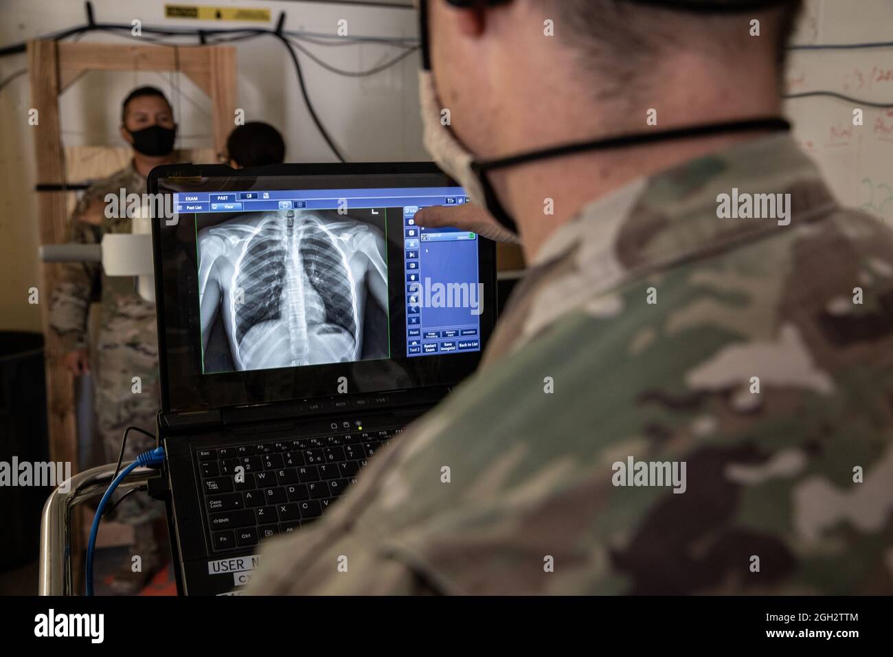Spc. Rocky Boat, Radiologiespezialist des 528. Krankenhauszentrums, liest einen Scan auf einem Röntgengerät im medizinischen Screening des Fort Bliss’ Doña Ana Complex in New Mexico, 2. September 2021. Das Verteidigungsministerium stellt über das Northern Command der USA und zur Unterstützung des Heimatschutzministeriums so schnell wie möglich Transport, vorübergehende Unterbringung, medizinische Vorsorgeuntersuchungen und allgemeine Unterstützung für mindestens 50,000 afghanische Evakuierte in geeigneten Einrichtungen, in permanenten oder temporären Strukturen bereit. Diese Initiative bietet afghanischen Mitarbeitern an sicheren Außenstandorten eine wesentliche Unterstützung Stockfoto