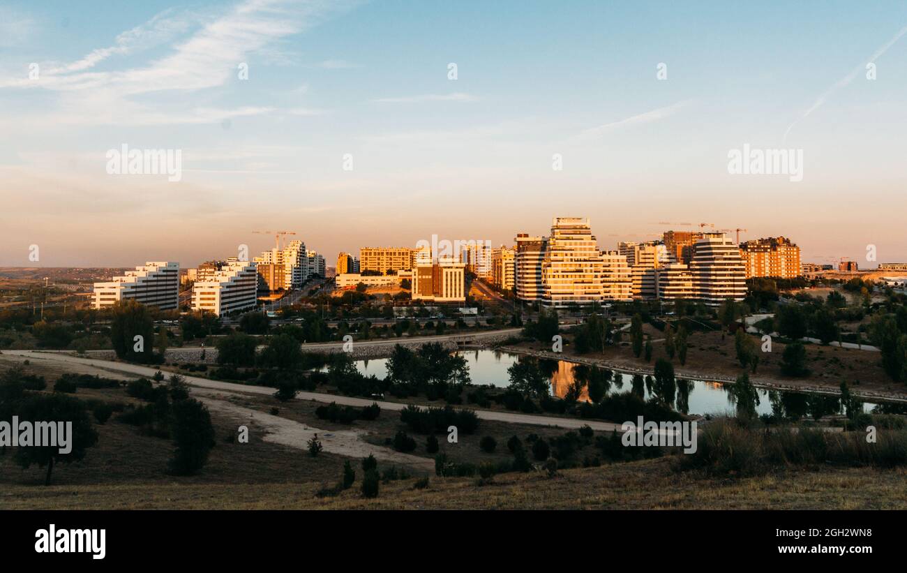 Valdebebas ist ein städtebauliches Entwicklungsgebiet in der Stadt Madrid, Spanien, in der Nähe des Flughafens Barajas. Aus dem Valdebebas-Feldman VI Park Stockfoto