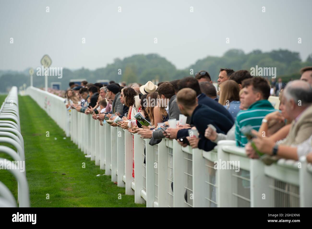 Ascot, Bergen, Großbritannien. September 2021. Rennfahrer genießen den zweiten Tag des September-Rennwochenendes auf der Ascot Racecourse. Quelle: Maureen McLean/Alamy Live News Stockfoto