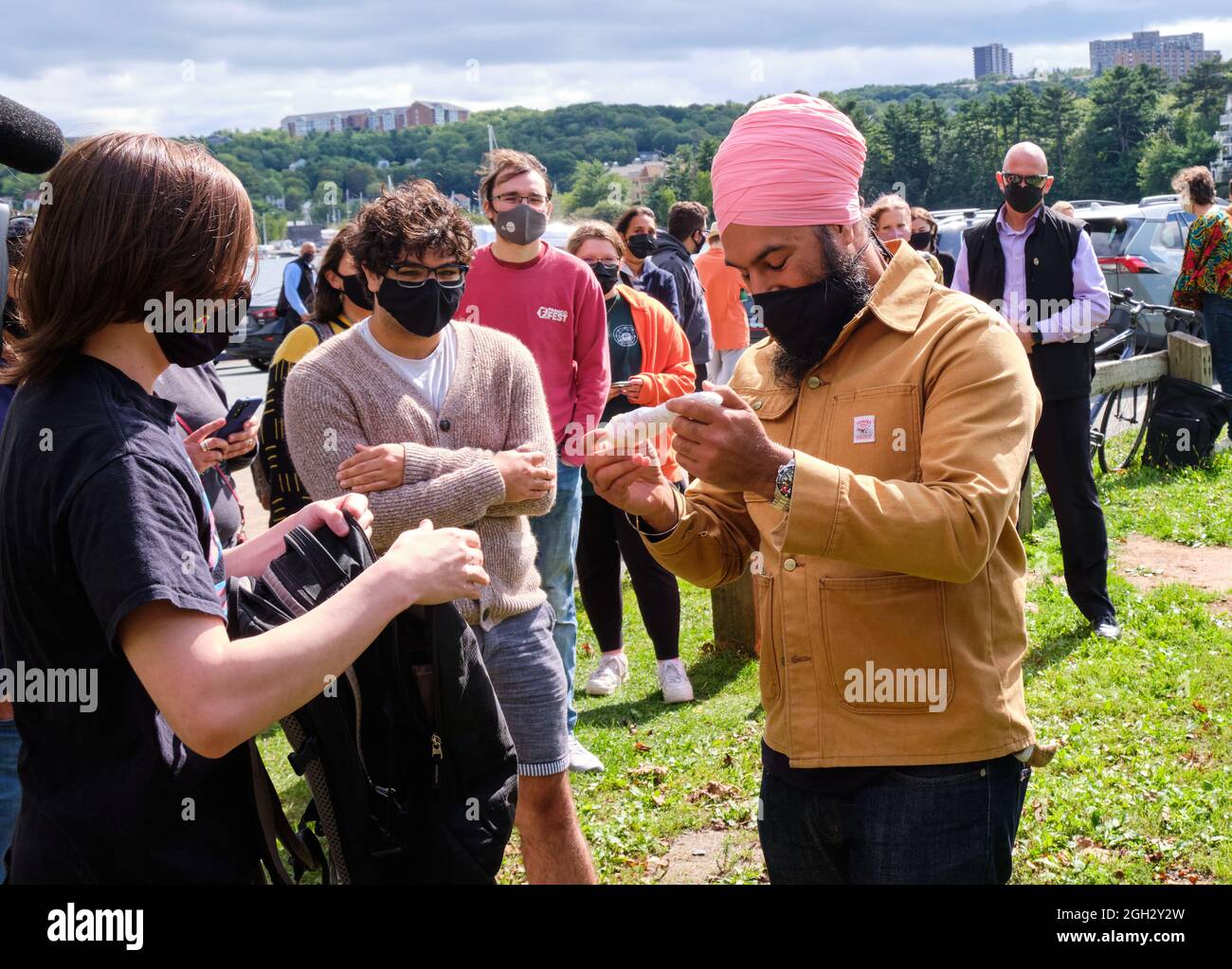 Halifax, Nova Scotia, Kanada. September 2021. NDP-Anführer Jagmeet Singh trifft sich mit jungen Wählern vor Ort, um ihre Bedenken im Hinblick auf die bevorstehenden Bundestagswahlen am 20. September zu besprechen. Ein junger selbst beschriebener Fan schenkt Mr.Singh ein Geschenk. Kredit: Meanderingemu/Alamy Live Nachrichten Stockfoto