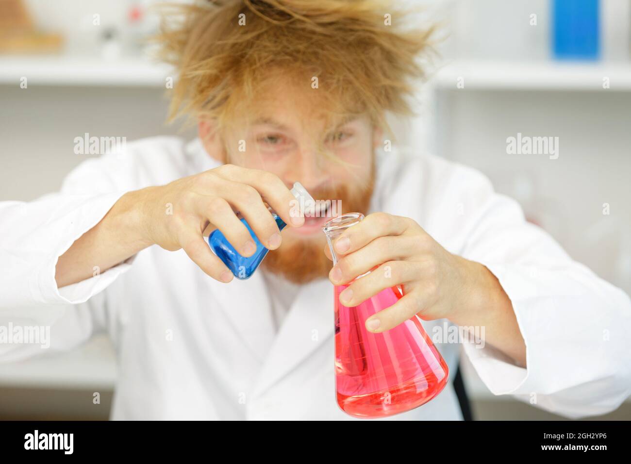 Lustiger Professor mit Schutzbrille Reagenzglas Stockfoto