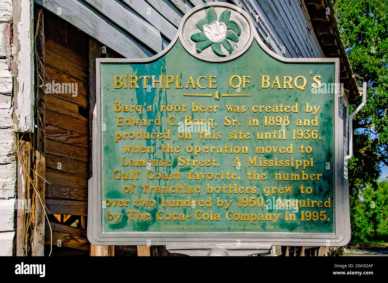 Ein historischer Marker steht vor der E. Barq Pop Factory, der Heimat von Barqs Wurzelbier, am 31. August 2021, in Biloxi, Mississippi. Stockfoto