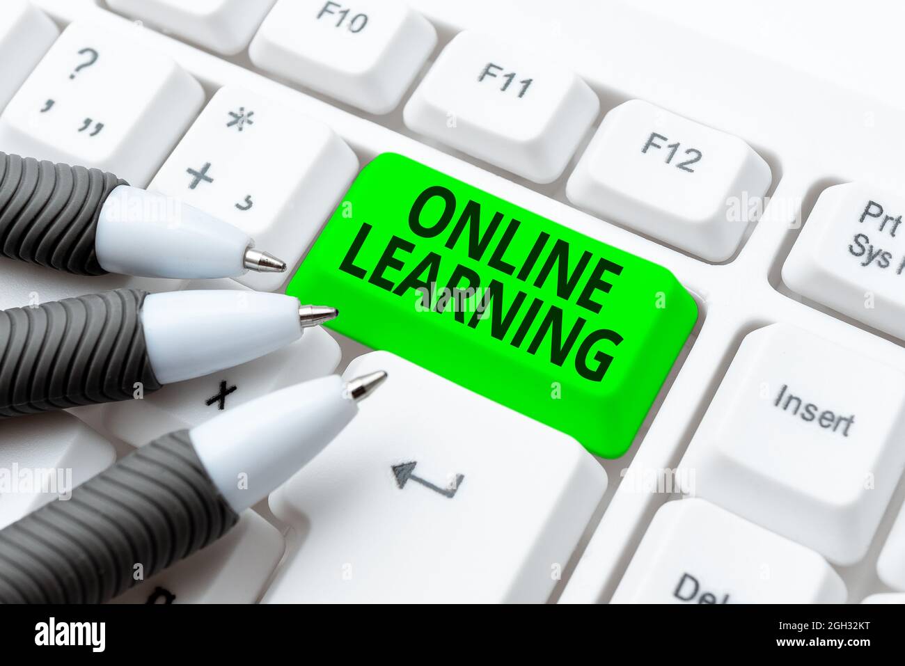 Text mit Inspiration Online Learning. Business Overview Lerntool, das auf der Eingabe schwieriger Programmcodes basiert und über das Internet zugänglich ist Stockfoto