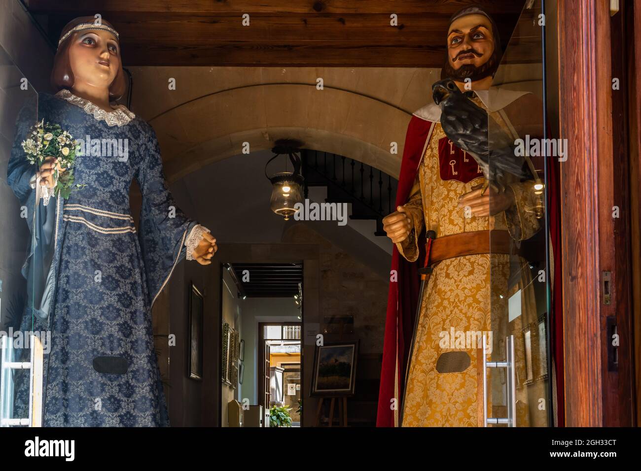 Santanyi, Spanien; september 04 2021: Skulpturen von Giganten, die typisch für die mallorquinische Populärkultur sind, am Eingang des Rathauses der Stadt Santanyi Stockfoto