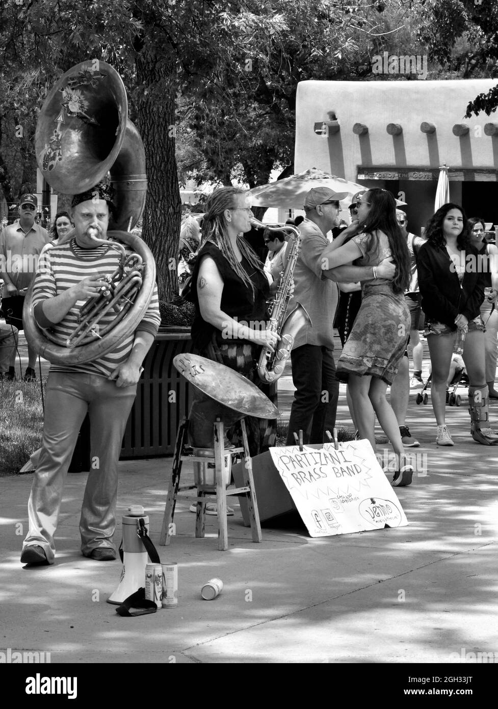 Eine Band von Musikern spielt auf dem historischen Plaza in Santa Fe, New Mexico, um Tipps. Stockfoto