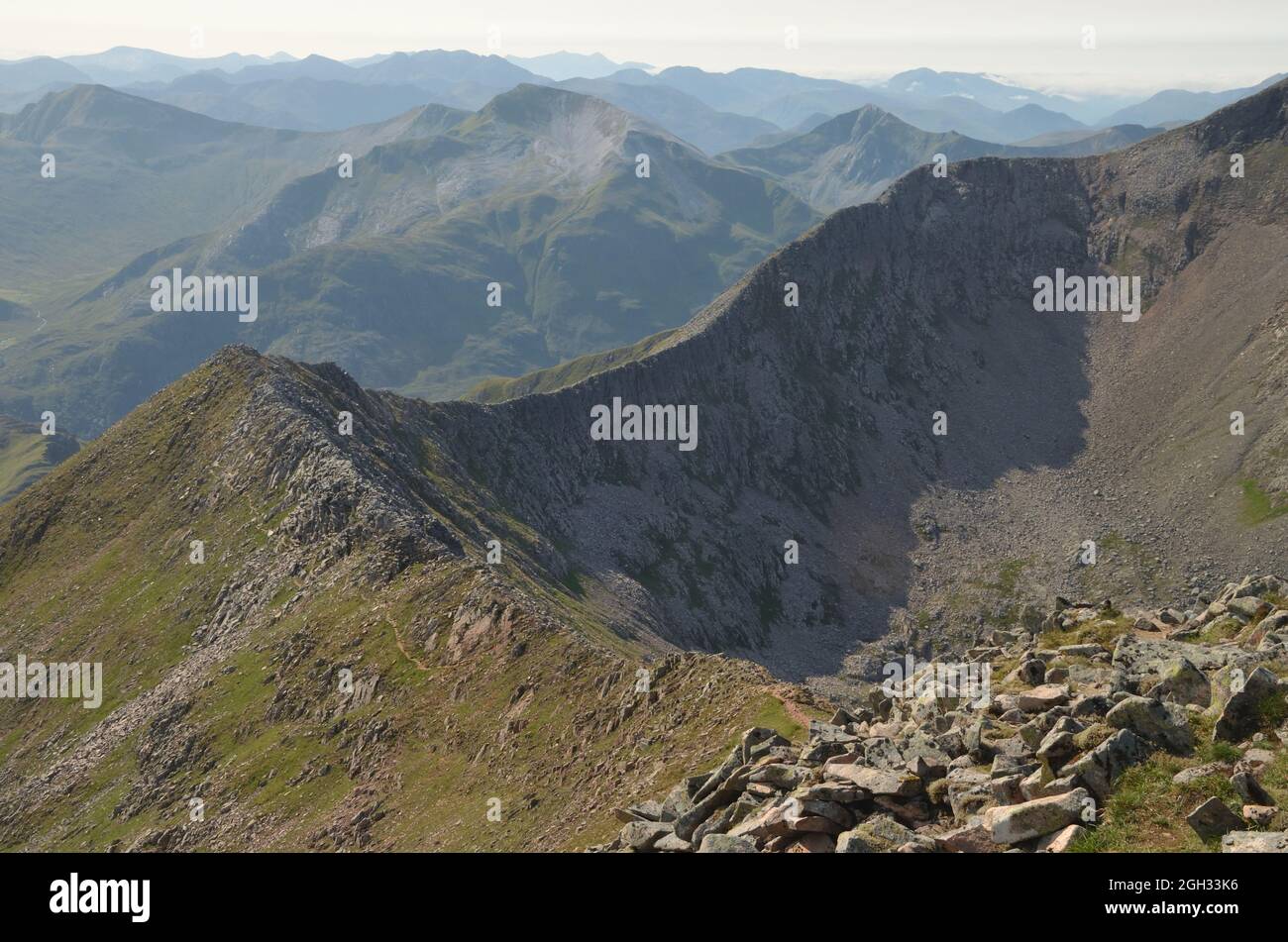 Der Càrn Mòr Dearg Arête, ein enger Bergrücken zwischen den Bergen Carn Mor Dearg und Ben Nevis, Schottische Highlands. Stockfoto