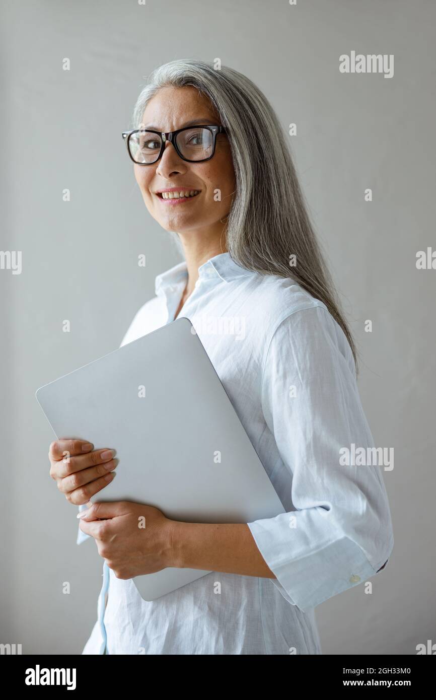 Langhaariges Girl Wird Beim Vorstellungsgespräch Gehämmert Langhaariges Girl Wird Beim Vorstellungsgespräch Gehämmert