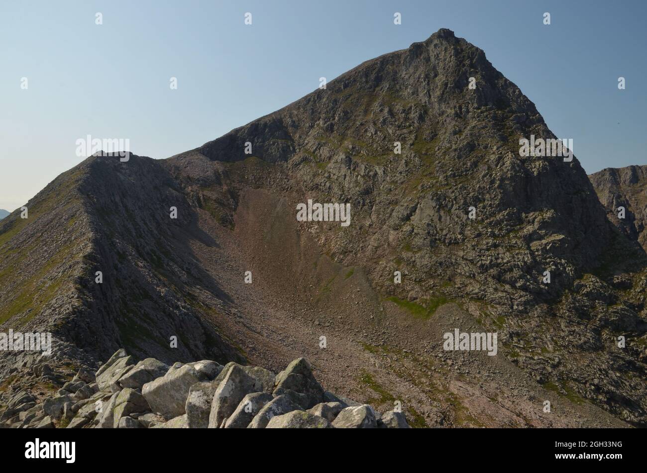 Ben Nevis, Großbritanniens höchster Berg, vom Càrn Mòr Dearg Arête aus gesehen, schottische Highlands, Großbritannien. Das ist die Ostwand von Ben Nevis. Stockfoto