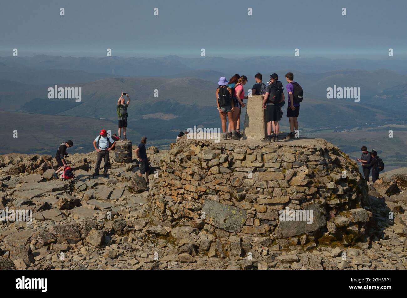 Massen von Touristen auf dem Ben Nevis, dem höchsten Berg Großbritanniens, im Sommer 2021. Stockfoto