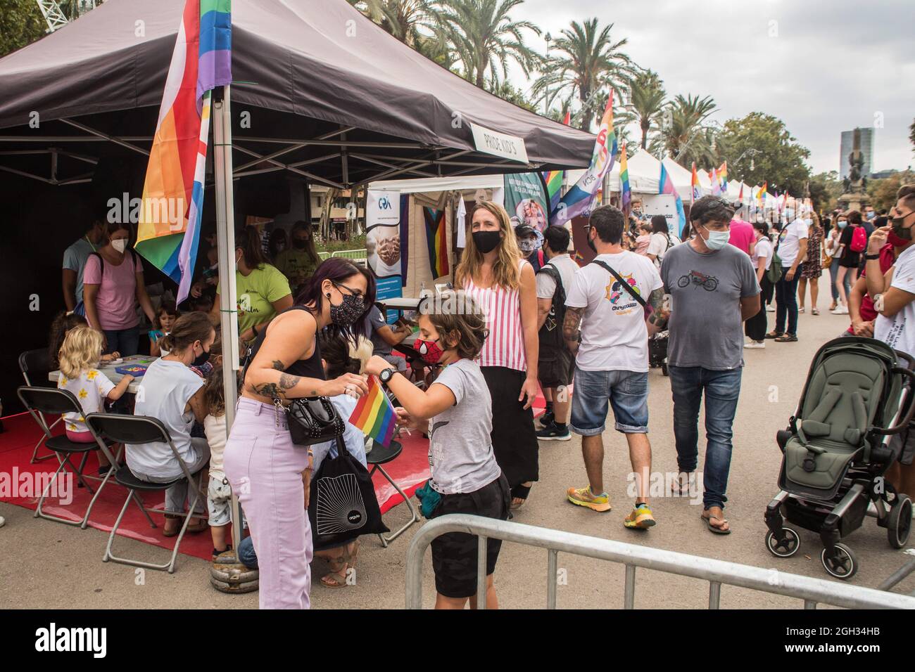 Barcelona, Spanien. September 2021. Menschen mit Gesichtsmasken werden während der Messe gesehen. Messe der LGTBI-Organisationen, im Stolz von Barcelona 2021, die unter dem Motto „gemeinsam gegen das Stigma von HIV“ an einem neuen Termin am Samstag, dem 4. September, statt fand, ohne festliche oder musikalische Aktivitäten aufgrund der Inzidenz der Pandemie von Covid-19. (Foto von Thiago Prudencio/SOPA Images/Sipa USA) Quelle: SIPA USA/Alamy Live News Stockfoto