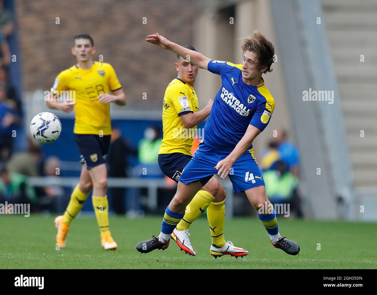 Merton, London, Großbritannien. September 2021. EFL Championship Football, AFC Wimbledon gegen Oxford City: Alex Woodyard vom AFC Wimbledon herausgefordert von Cameron Brannagan von Oxford United Credit: Action Plus Sports/Alamy Live News Stockfoto