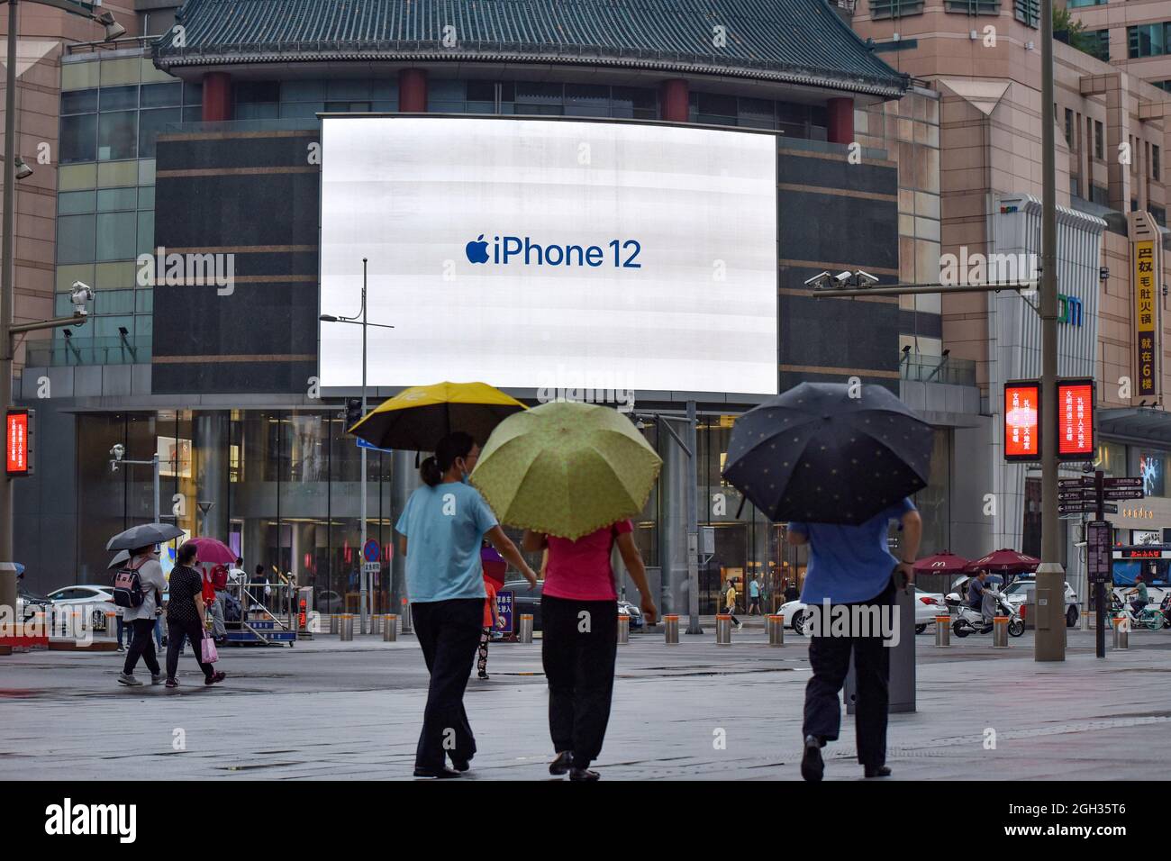 Peking, China. September 2021. Ein iPhone 12-Logo, das auf einem großen Bildschirm außerhalb des Apple-Stores in der Wangfujing-Straße in Peking zu sehen ist. Kredit: SOPA Images Limited/Alamy Live Nachrichten Stockfoto