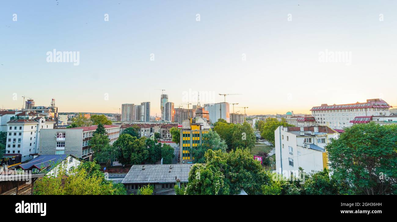 Breiteres Bild von Belgrads Stadtbild-Panorama während des Spätsommerabends mit Blick auf die neue Uferentwicklung und den Neubau von Gebäuden Stockfoto
