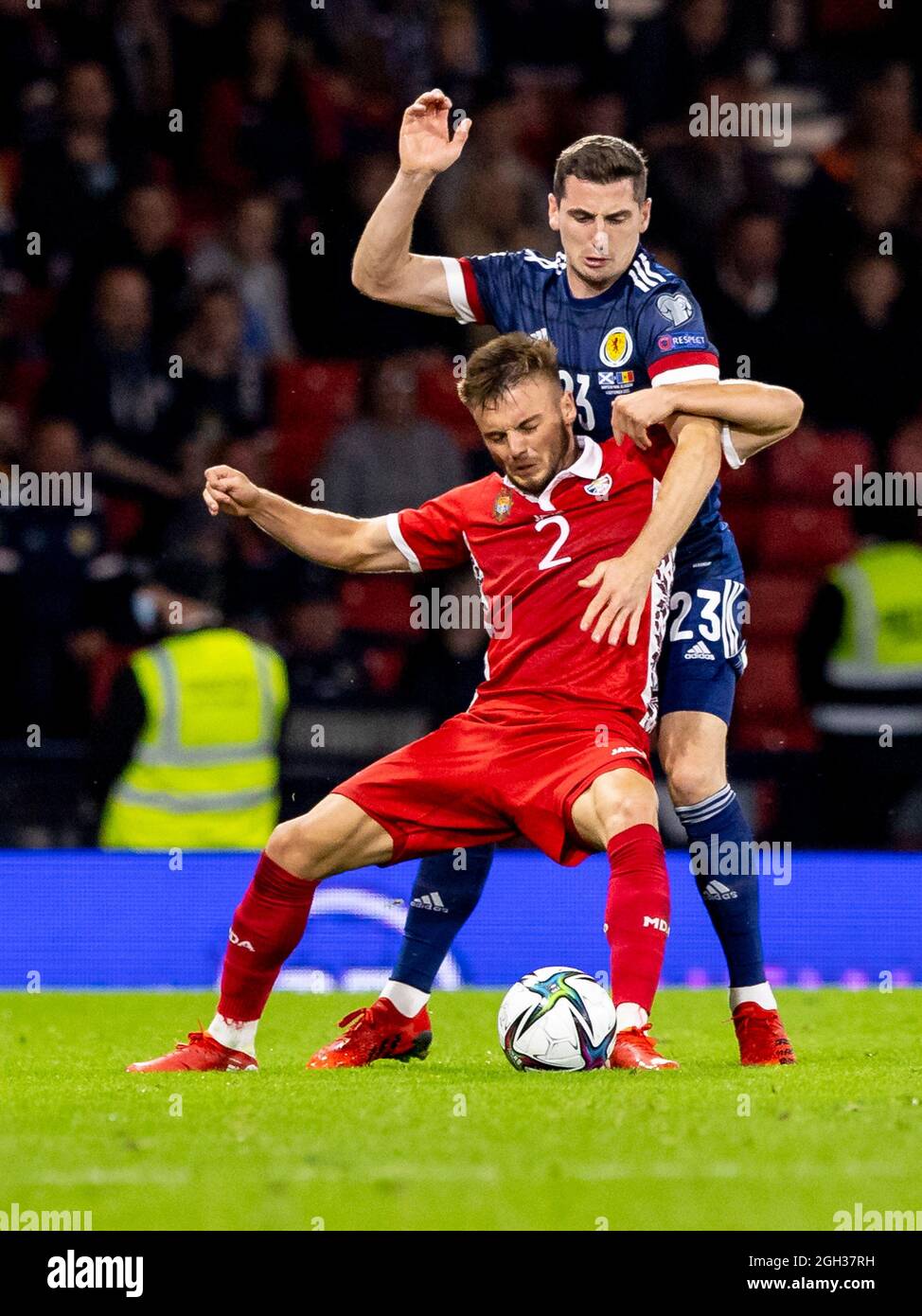 Glasgow, Schottland, Großbritannien. . September 2021. 4. September 2021; Hampden Park, Glasgow, Schottland: FIFA WM 2022 Qualifikationsfußball, Schottland gegen Moldawien: Oleg Reabciuk aus Moldawien und Kenneth McLean aus Schottland konkurrieren um den Ballbesitz Credit: Action Plus Sports Images/Alamy Live News Stockfoto