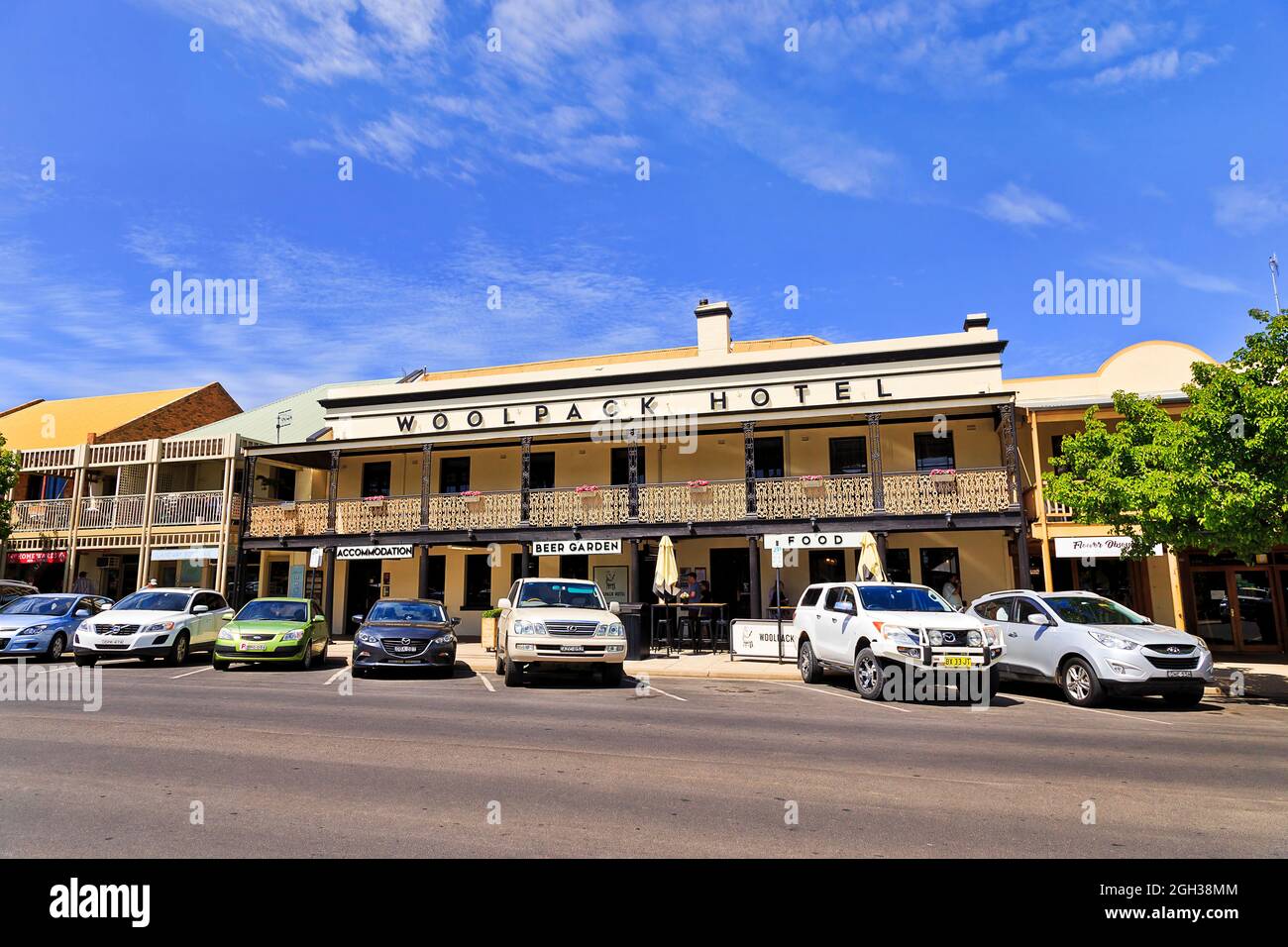 Mudgee, Australien - 8. Oktober 2020: Historisches Wahrzeichen Gebäude der traditionellen australischen ländlichen Architektur - Woolpack Hotel mit Pub und Ufer auf Ma Stockfoto