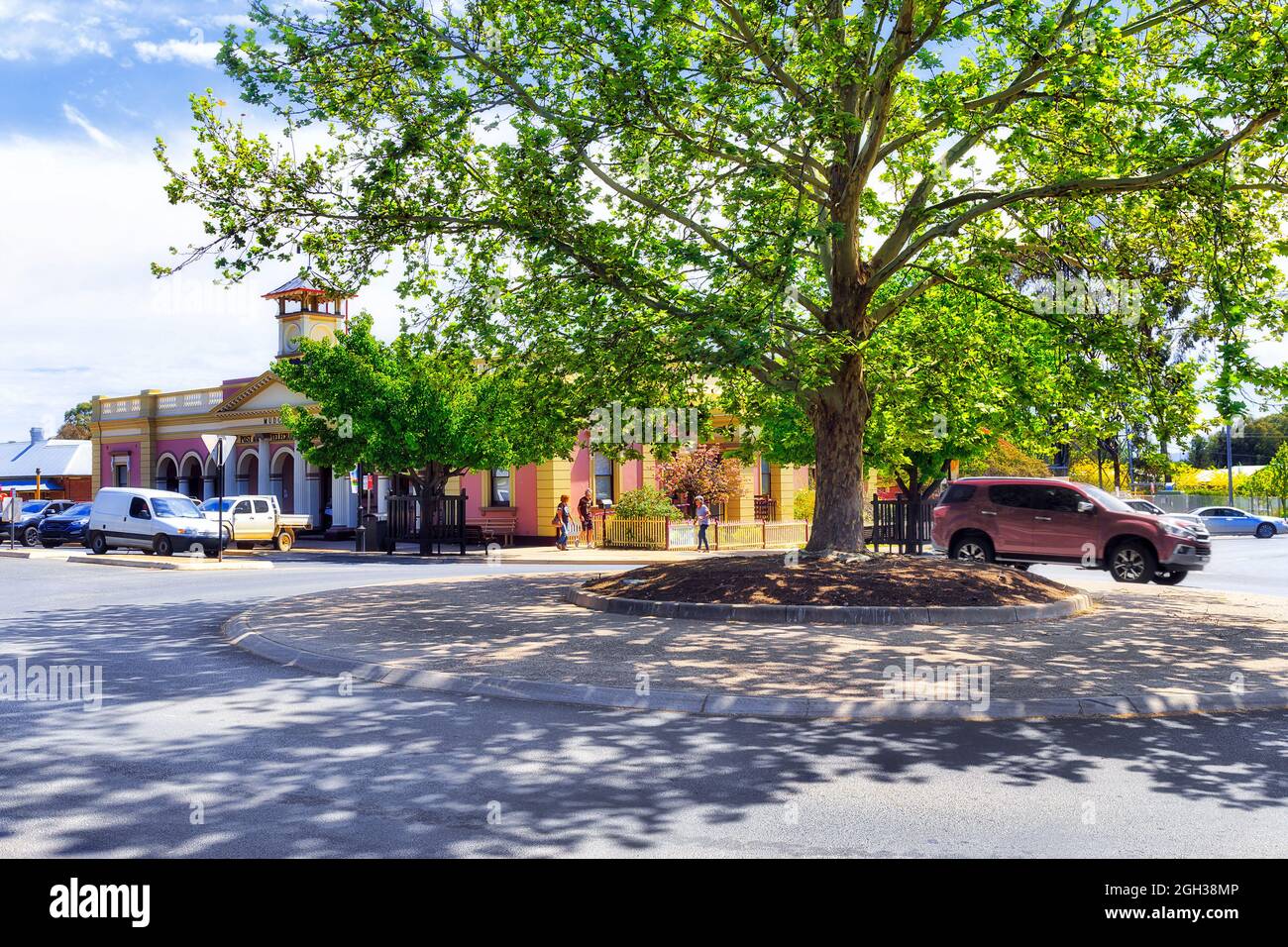 Besucherzentrum und historisches Postgebäude in der ländlichen australischen Stadt Mudgee - Market Street mit großem Ahornbaum. Stockfoto