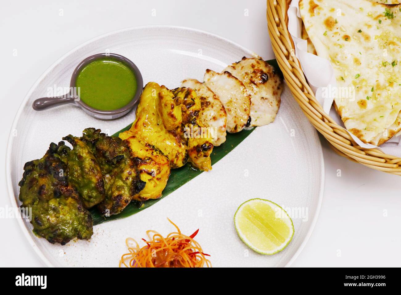 indische Spezialitäten gewürzt Tandoori Chicken Tikka, Creme, Safran und Spinat auf Basis marinierter Hühnerwürfel Stockfoto