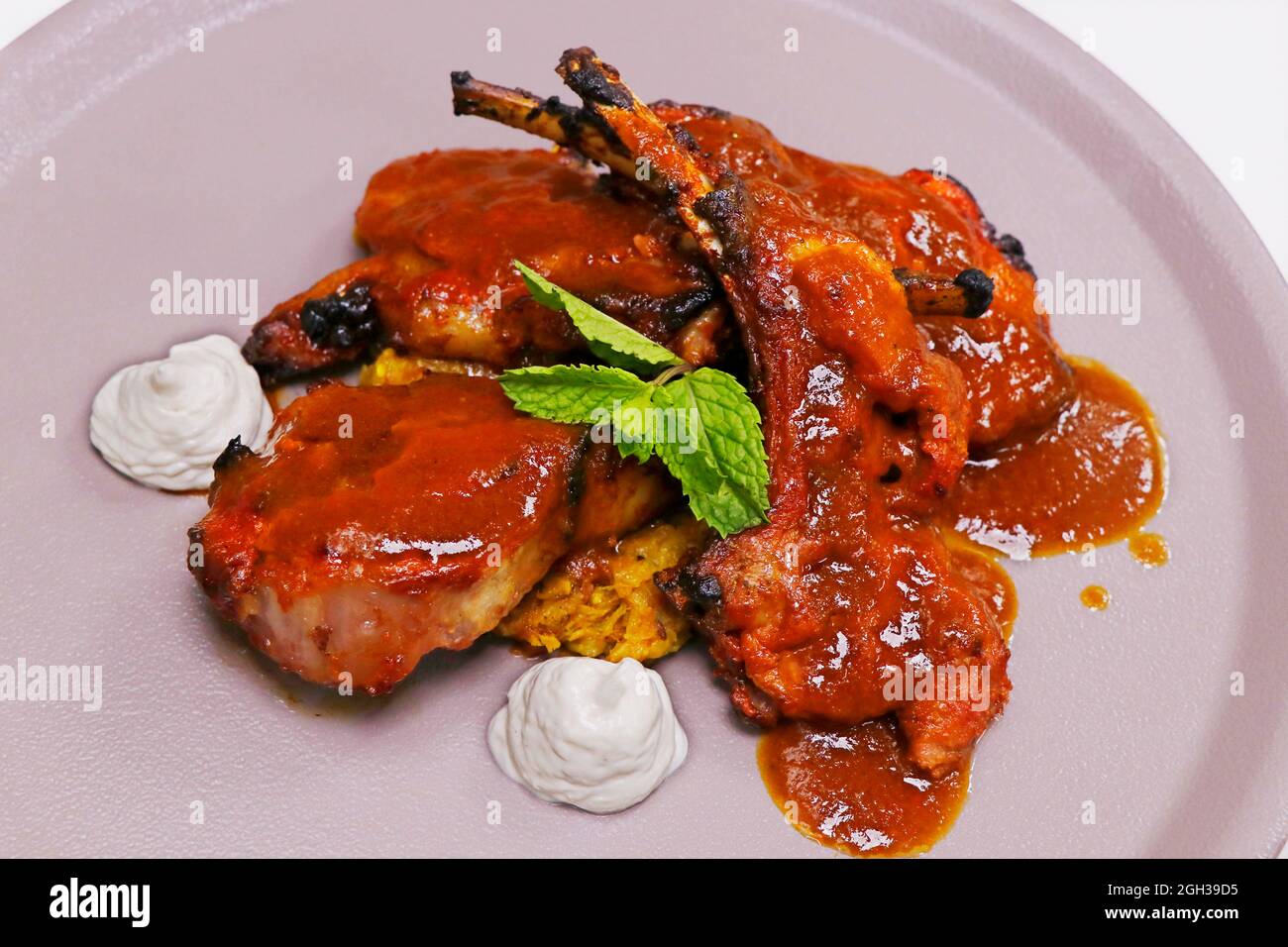 Gegrilltes Lammkotelett oder Racke mit Tomatensauce auf einem Teller Stockfoto