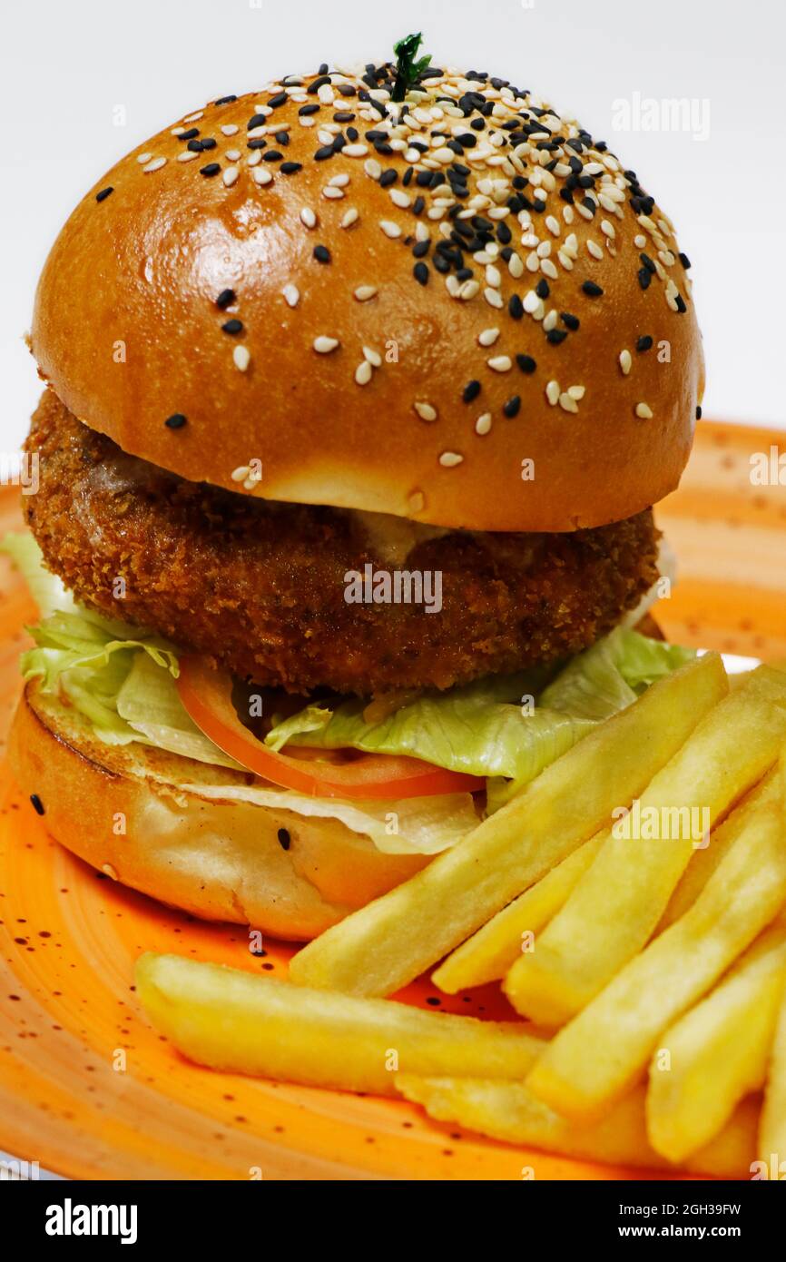 Rinderburger mit pommes auf einem Teller Stockfoto