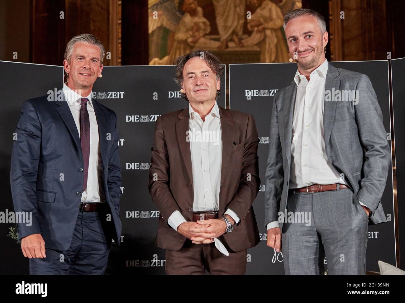 04. September 2021, Hamburg: Markus Lanz (l-r), Moderator, Giovanni di Lorenzo, Chefredakteur der Zeit, und Jan Böhmermann, Entertainer und Satiriker, stehen nach der Veranstaltung 'das Triell: Jan Böhmermann, Markus Lanz und Giovanni di Lorenzo über die Macht und Ohnmacht des politischen Journalismus' im Michel (Hauptkirche Sankt Michaelis) zusammen. Die lange Nacht der "Zeit", die Wochenzeitung "die Zeit", lud anlässlich ihres 75. Geburtstages zur Langen Nacht der "Zeit" 2021 ein. Bei zehn verschiedenen Veranstaltungen trafen Zeit-Autoren auf s Persönlichkeiten aus Wissenschaft und Kultur, Wirtschaft und Politik Stockfoto