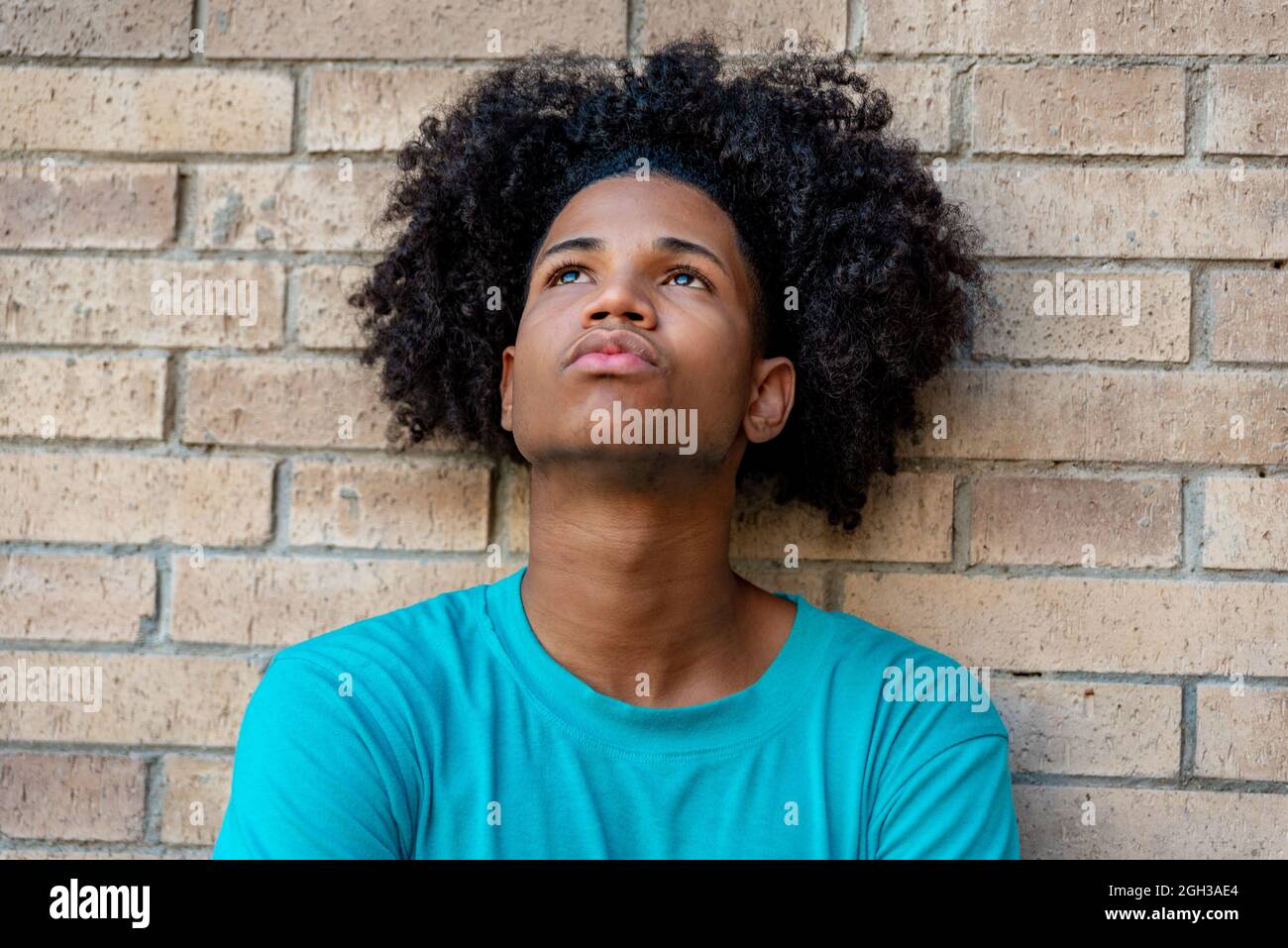 Porträt eines jungen afro-lateinischen Mannes an einer Wand Stockfoto
