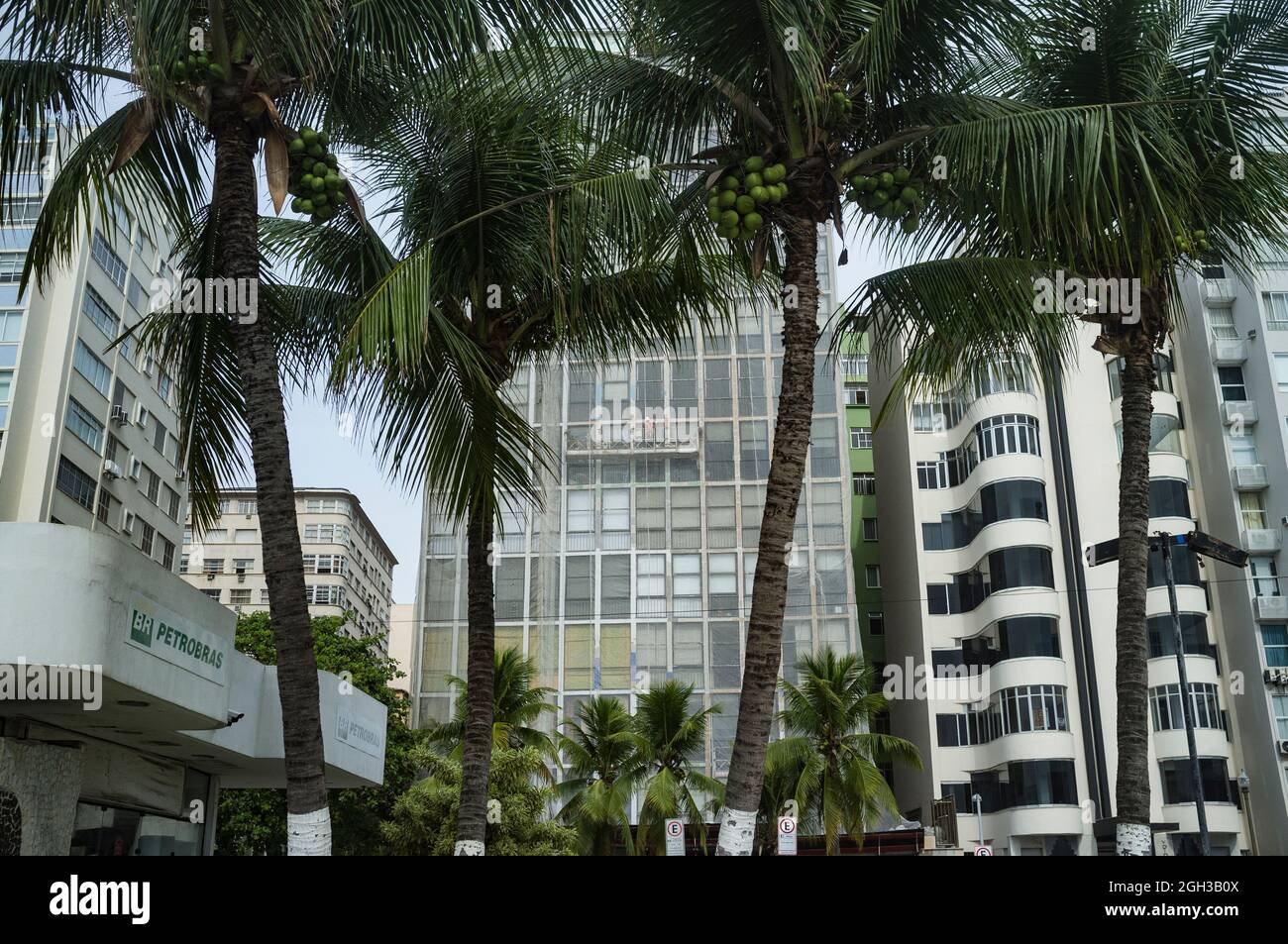 Der Arbeiter malt die Fassade eines erstklassigen Wohngebäudes an der Atlantic Avenue am Strand von der Küste der Küste. Stockfoto