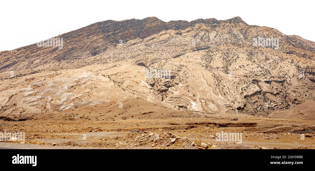 Felsige geschichtete Berge isoliert auf weißem Hintergrund, Rocky Mountain khuzestan Provinz, Iran Stockfoto