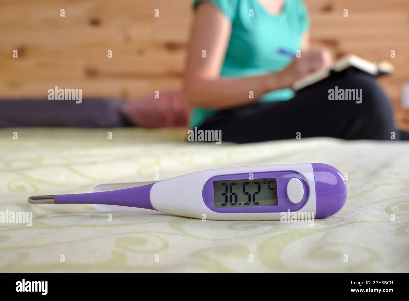 Basalthermometer mit Frau im Hintergrund Schreibtemperatur Stockfoto