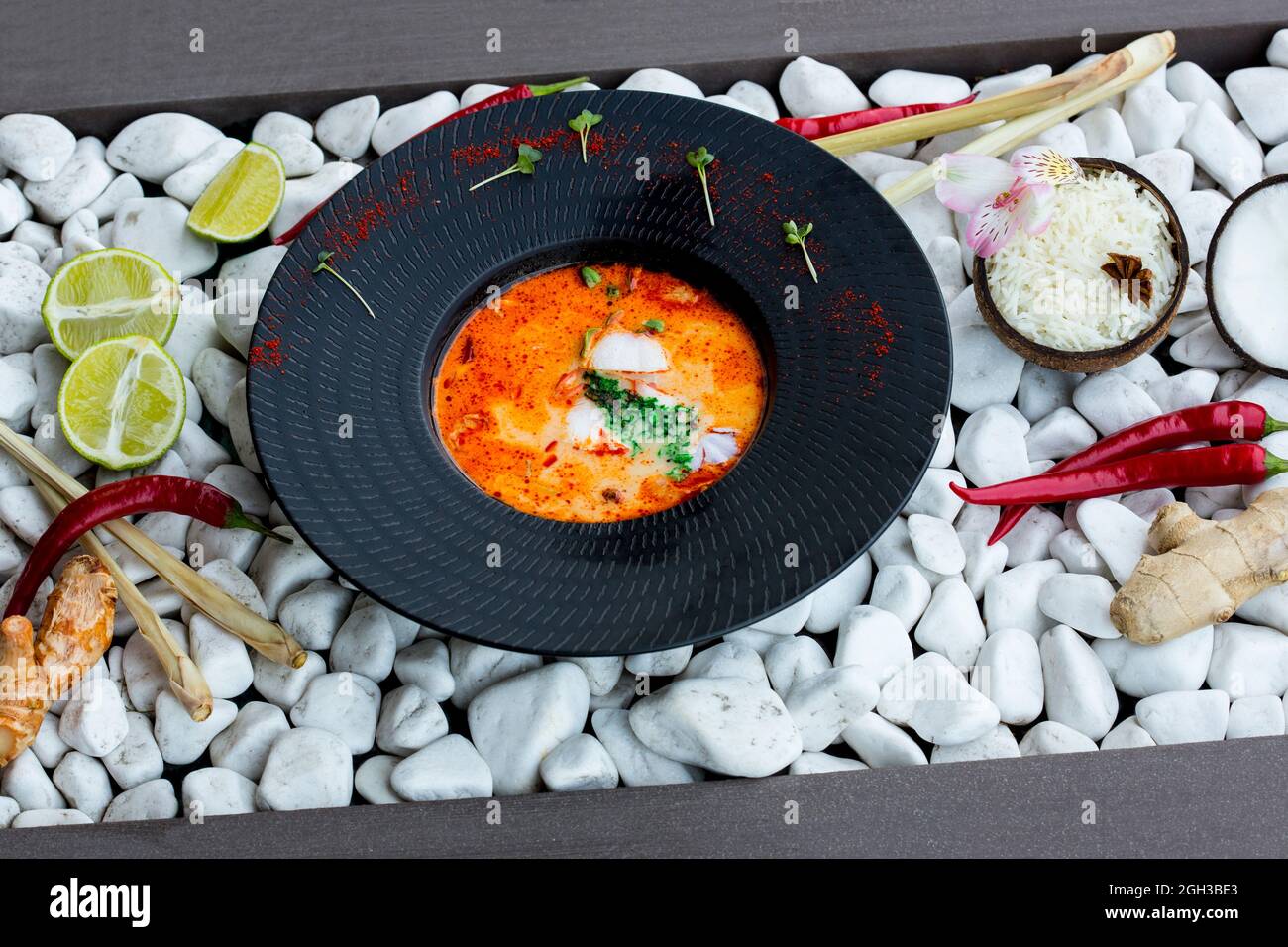 Würzige Suppe mit Kokosmilch und Reis. Stockfoto