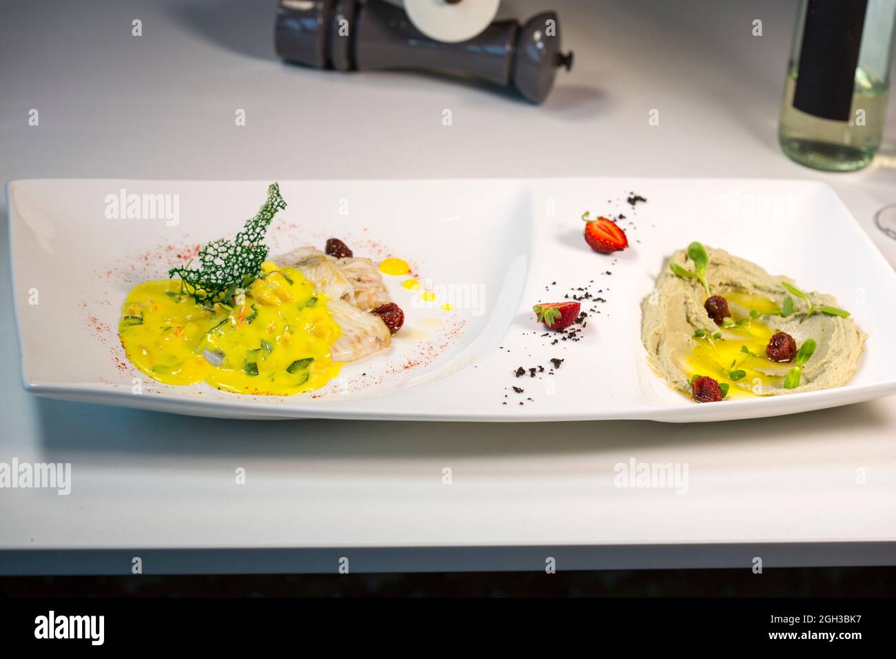 Plattfisch mit Maische aus Artischocken und Ber-Blanc-Sauce aus Garnelen und Basilikum Stockfoto