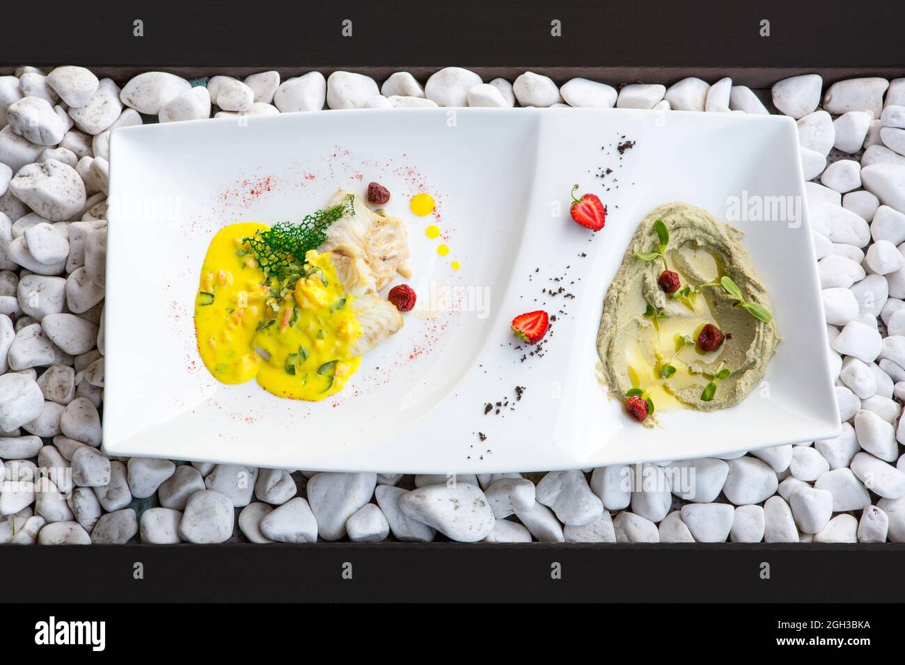 Plattfisch mit Maische aus Artischocken und Ber-Blanc-Sauce aus Garnelen und Basilikum Stockfoto