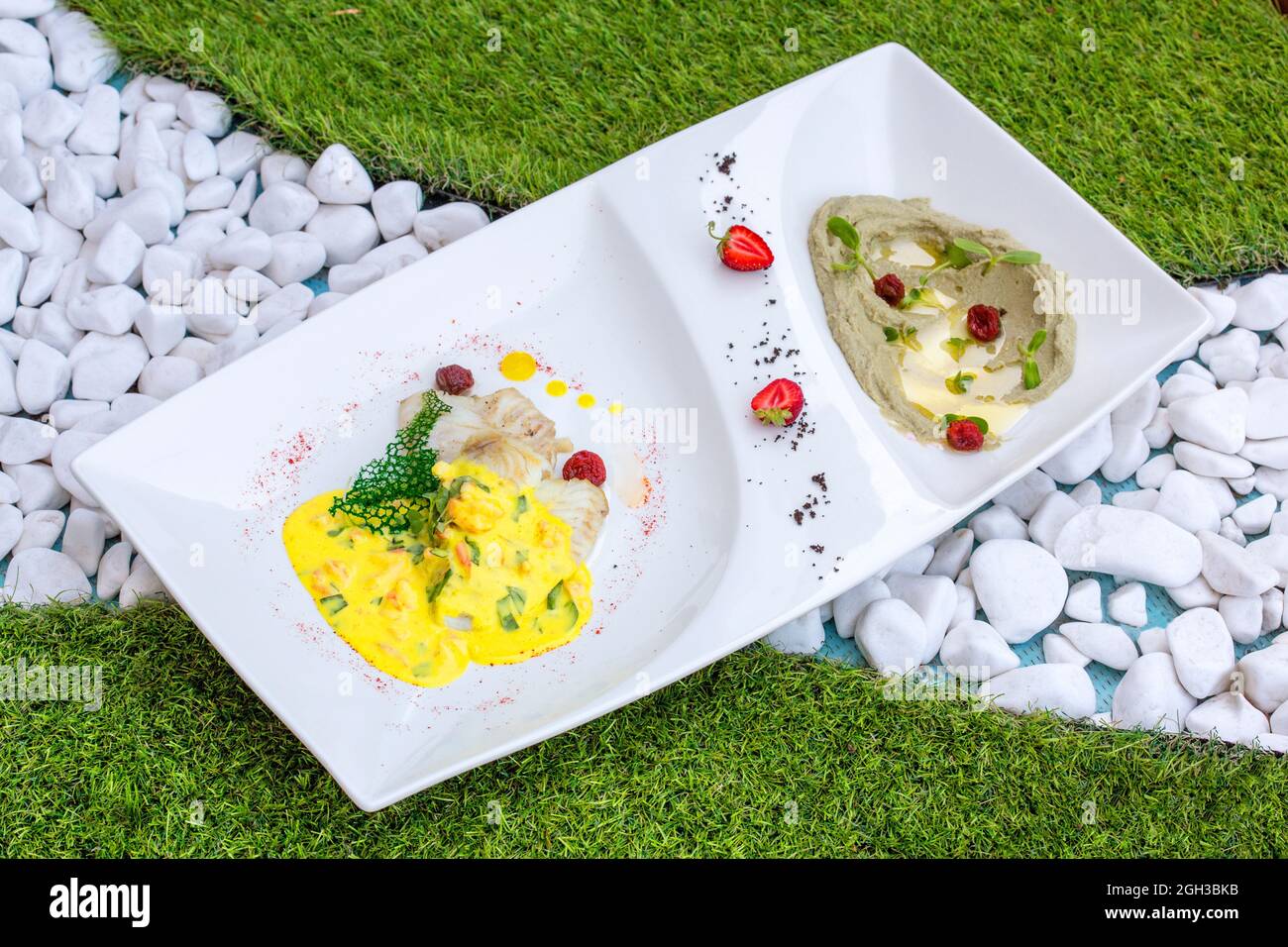 Plattfisch mit Maische aus Artischocken und Ber-Blanc-Sauce aus Garnelen und Basilikum Stockfoto