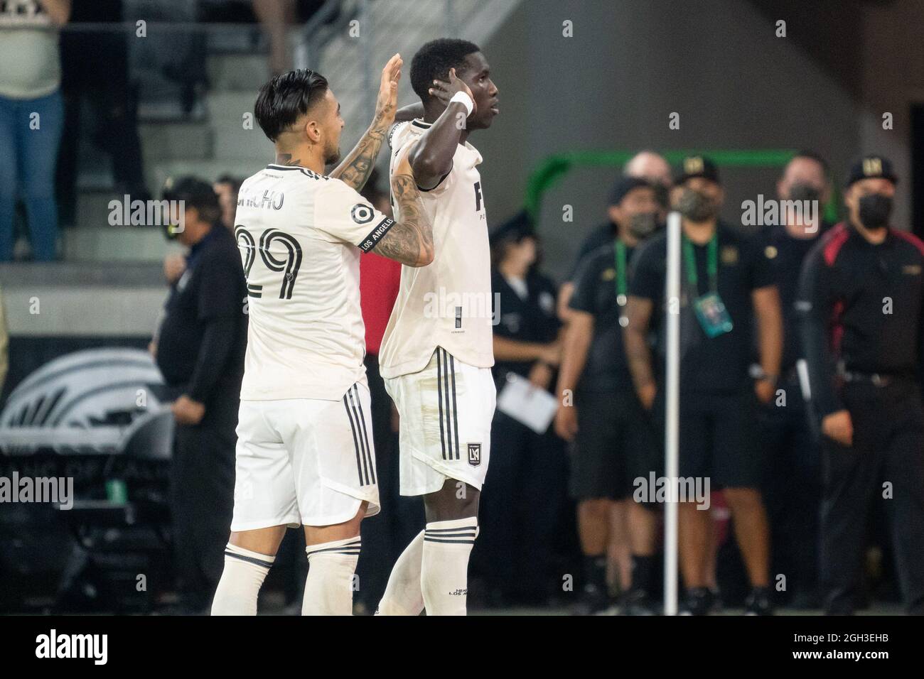 Nach seinem zweiten Tor feiert FC-Verteidiger Mamadou Fall (5) von Los Angeles mit Cristian Arango (29) in einem MLS-Spiel gegen den Sp Stockfoto