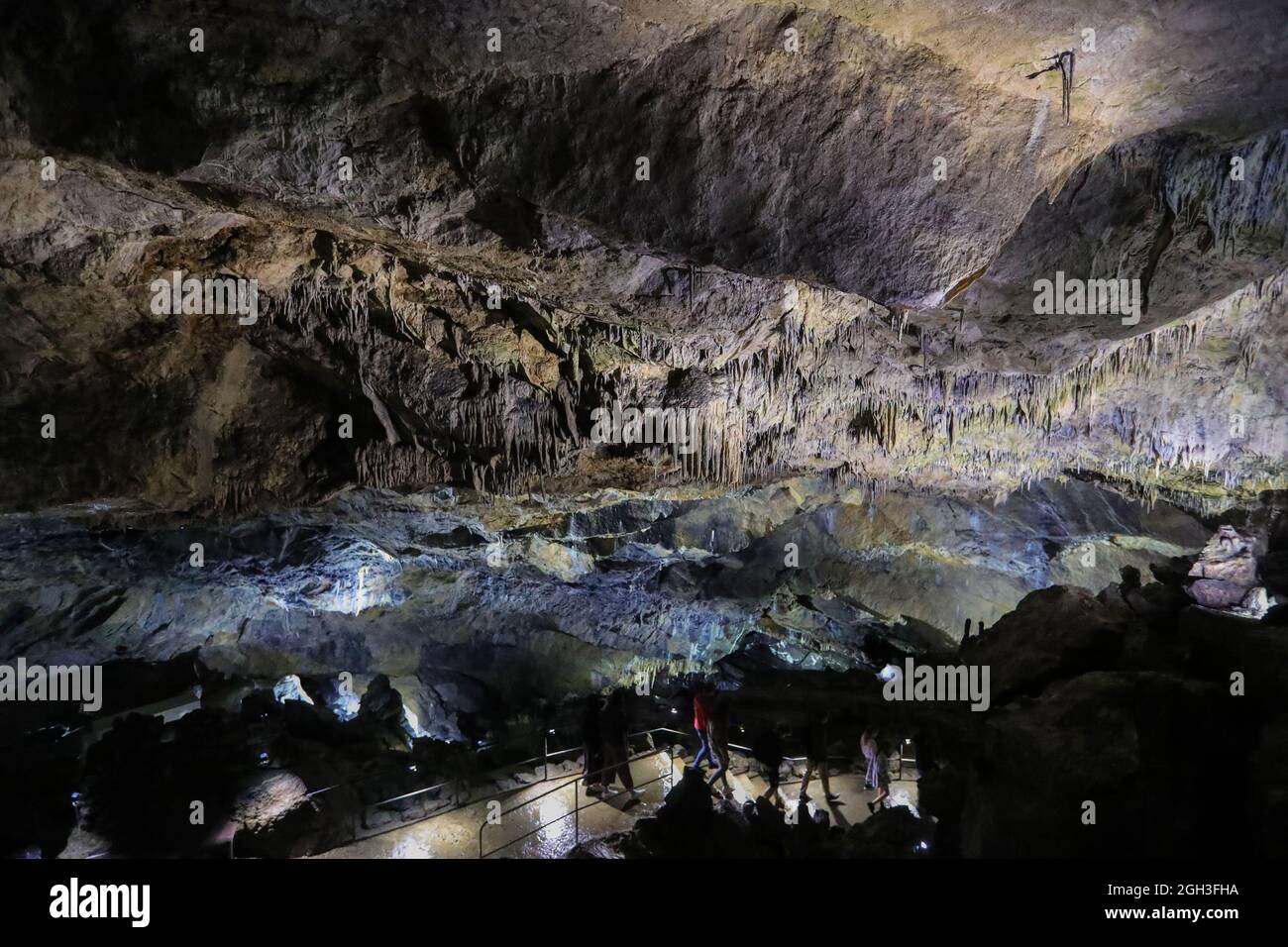 Han Sur Lesse, Belgien. September 2021. Touristen besuchen die Höhle von Han in Han-sur-Lesse, Wallonien, Belgien, am 4. September 2021. Als wichtiges Touristenziel, das für seine geologische Landschaft in Wallonien berühmt ist, wurde die Höhle von Han von über 23 Millionen Touristen besucht. Quelle: Zheng Huansong/Xinhua/Alamy Live News Stockfoto