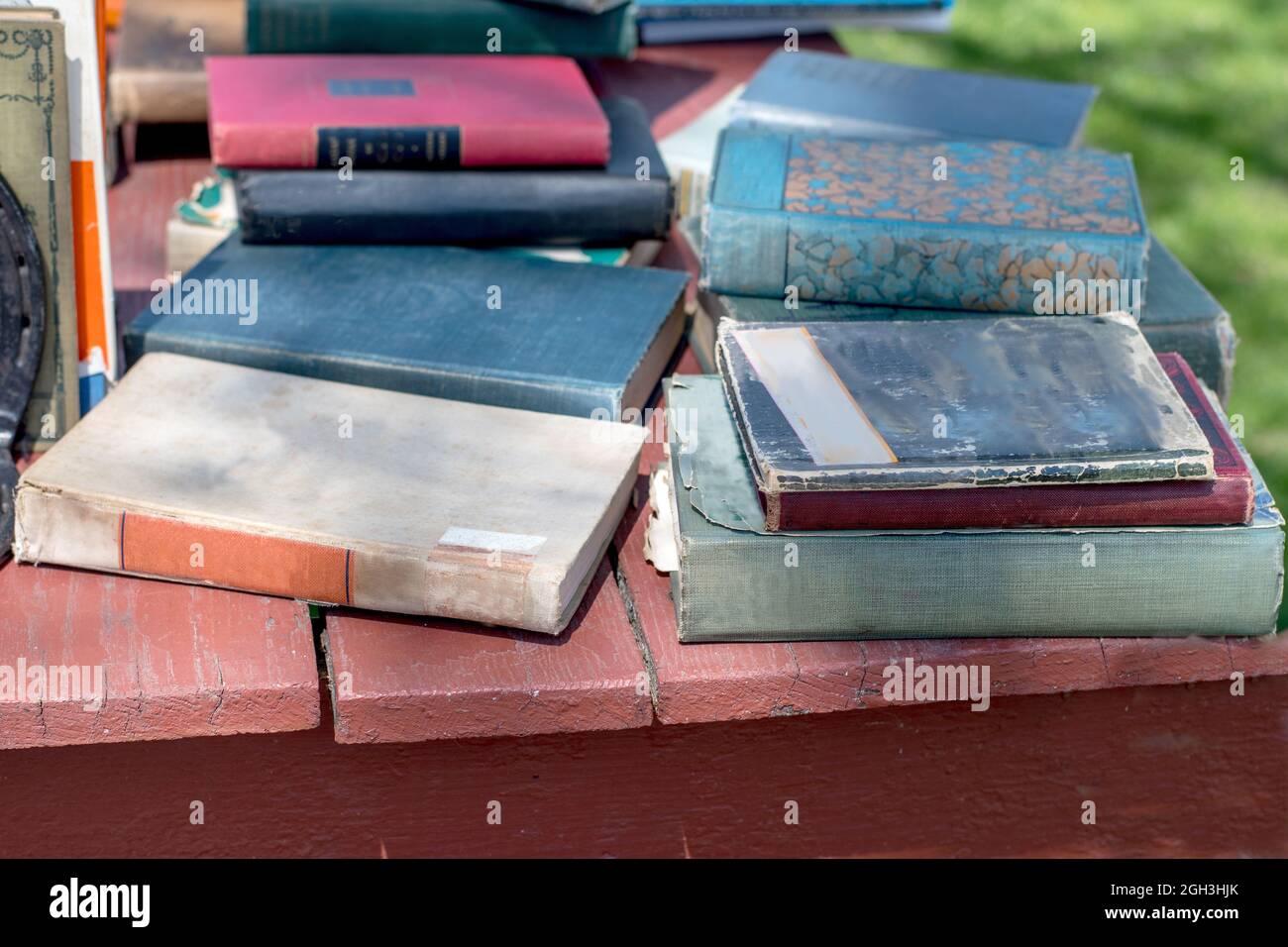 Stapel alter Bücher zum Verkauf auf einem Außenhofverkauf Stockfoto