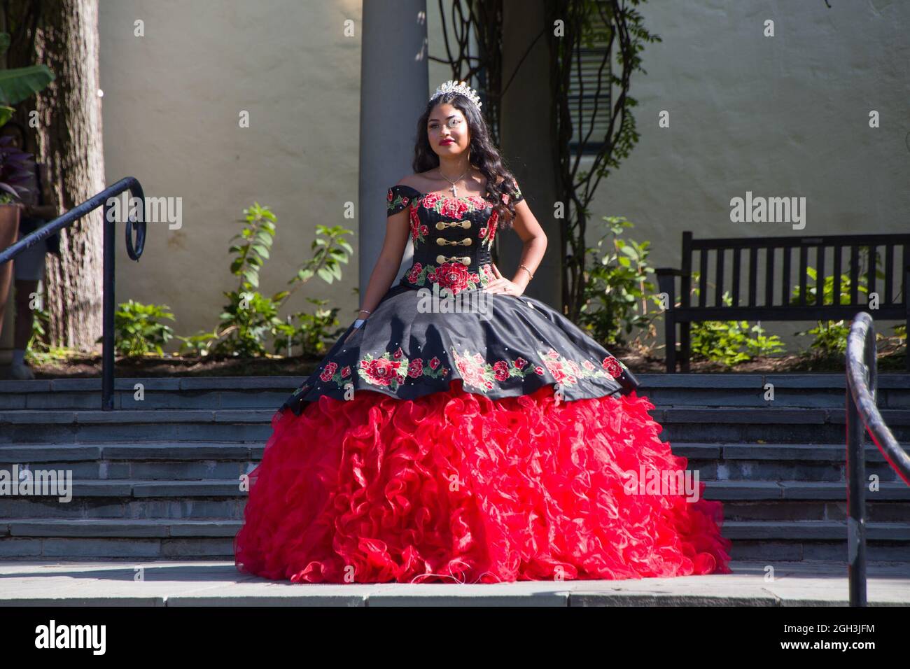 Dallas, USA. September 2021. Ein Mädchen posiert während der Quinceanera Fashion Show in Dallas, Texas, USA, am 4. September 2021 für Fotos. Die Show fand hier am Samstag im Rahmen der 4. Jährlichen Dallas Arboretum Hispanic Heritage-Veranstaltung statt. Quelle: Dan Tian/Xinhua/Alamy Live News Stockfoto