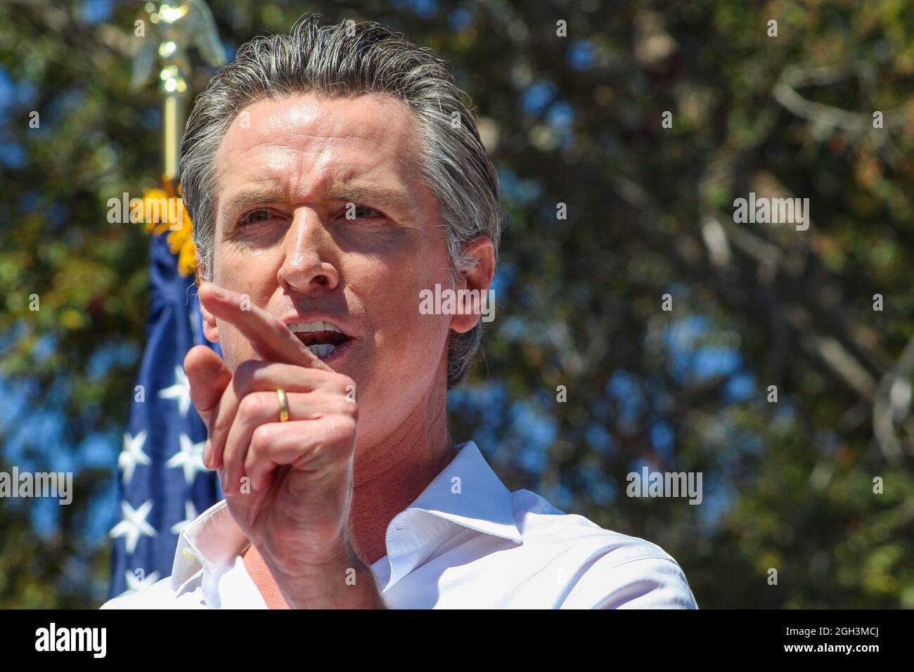 Los Angeles, USA. September 2021. Gouverneur Gavin Newsom spricht am 4. September 2021 auf der Bühne bei einer „Vote No“-Kundgebung in Los Angeles, Kalifornien. (Foto von Conor Duffy/Sipa USA) Quelle: SIPA USA/Alamy Live News Stockfoto