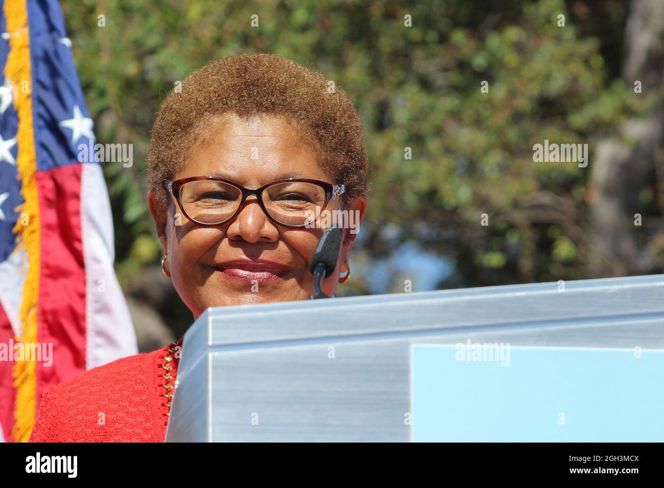 Los Angeles, USA. September 2021. Die Rep. Karen Bass spricht bei einer „Vote No“-Kundgebung in Los Angeles, Kalifornien, am 4. September 2021. (Foto von Conor Duffy/Sipa USA) Quelle: SIPA USA/Alamy Live News Stockfoto