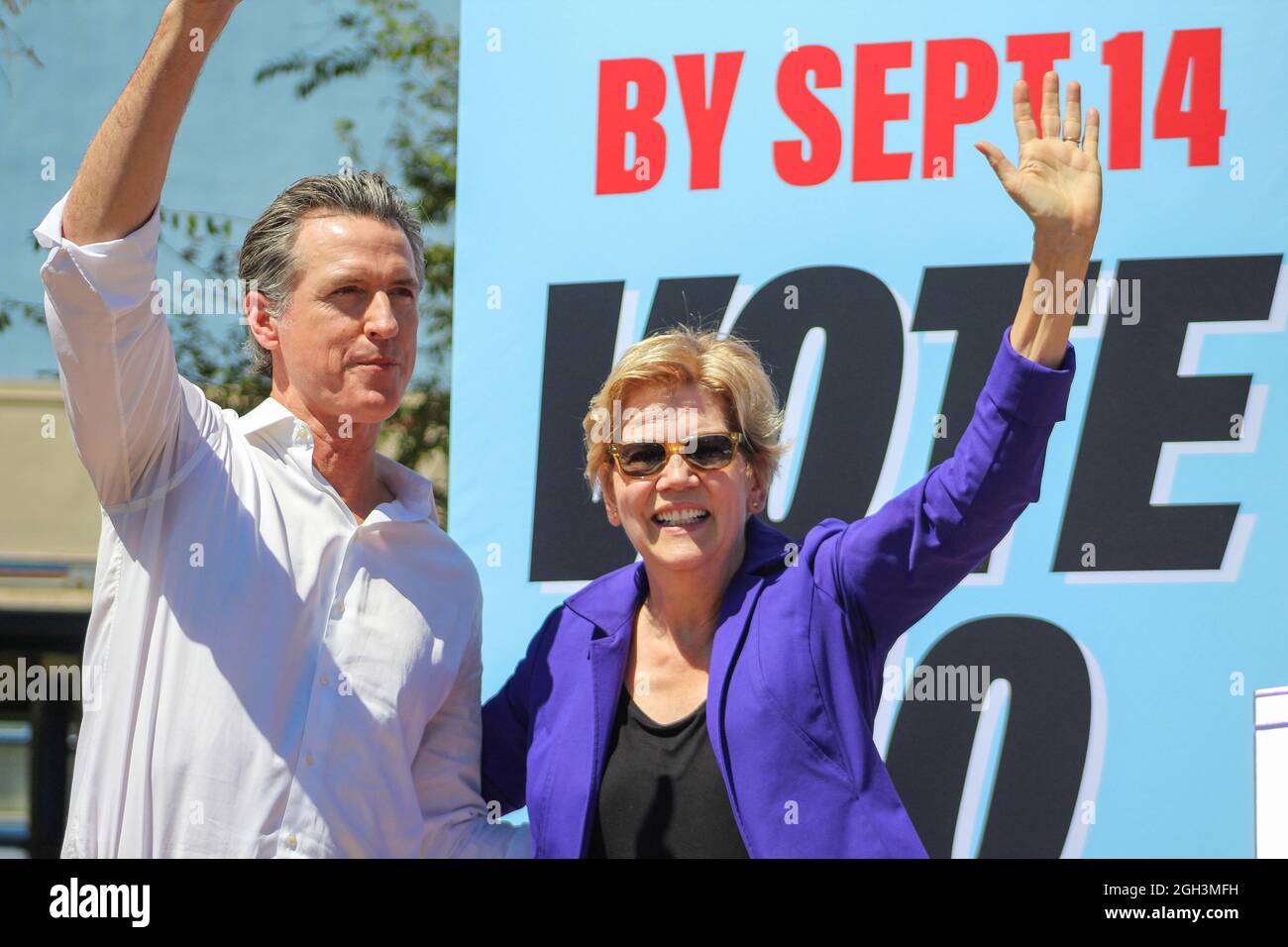 Los Angeles, USA. September 2021. Gouverneur Gavin Newsom und Senatorin Elizabeth Warren bei einer „Vote No“-Kundgebung in Los Angeles, Kalifornien, am 4. September 2021. (Foto von Conor Duffy/Sipa USA) Quelle: SIPA USA/Alamy Live News Stockfoto