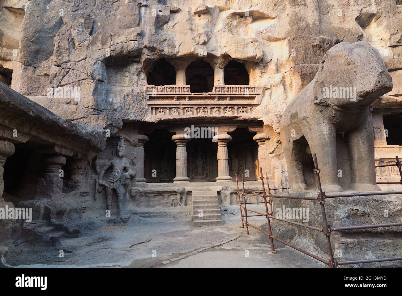 Überreste einer großen Elefantenstatue und Steinschnitzereien, Ellora Caves, Aurangabad District, Maharashtra, Indien Stockfoto