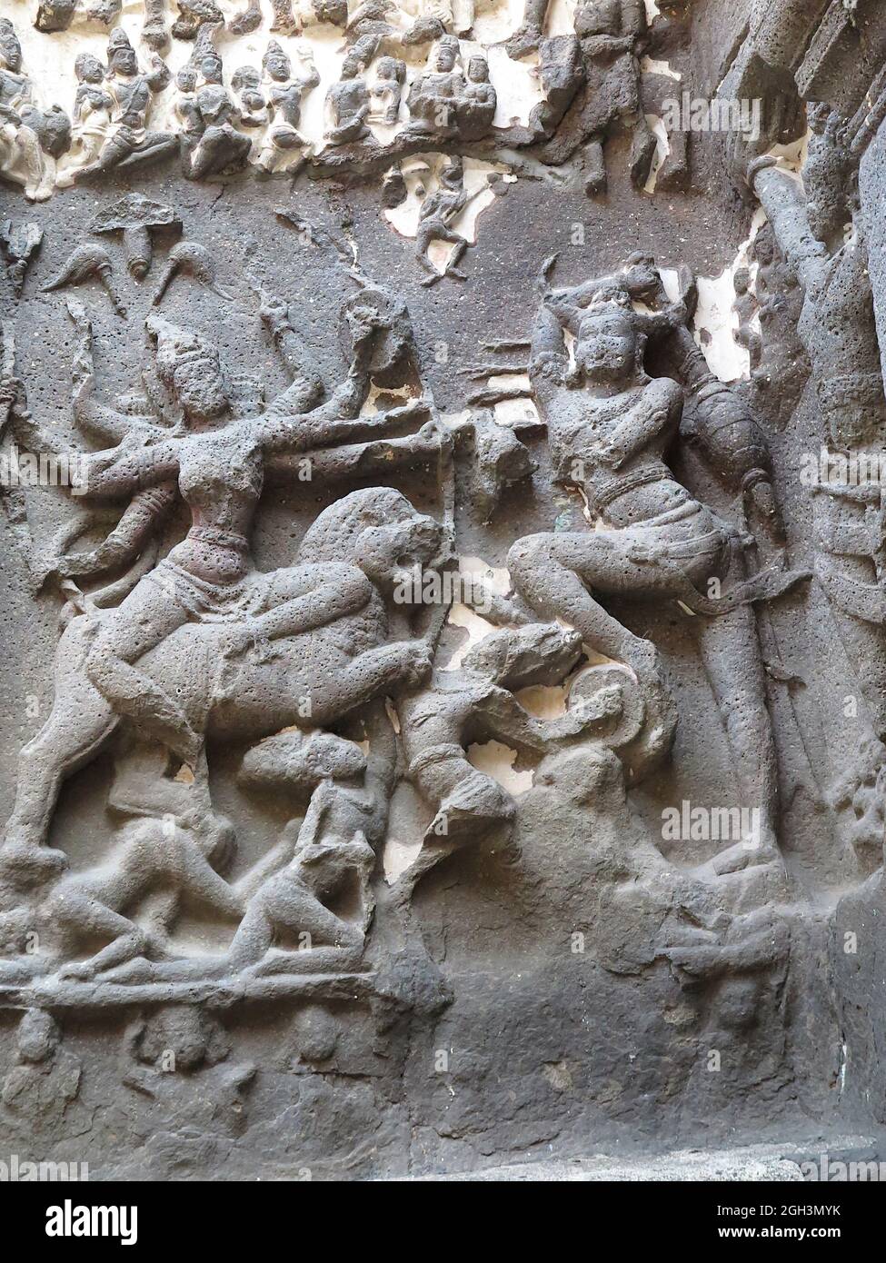 Steinschnitzerei mit Durga, einem Hauptaspekt der Muttergöttin Devi, auf einem Löwen, der einen gehörnten Dämon angreift, Kailasa-Tempel, Ellora-Höhlen, Indien Stockfoto