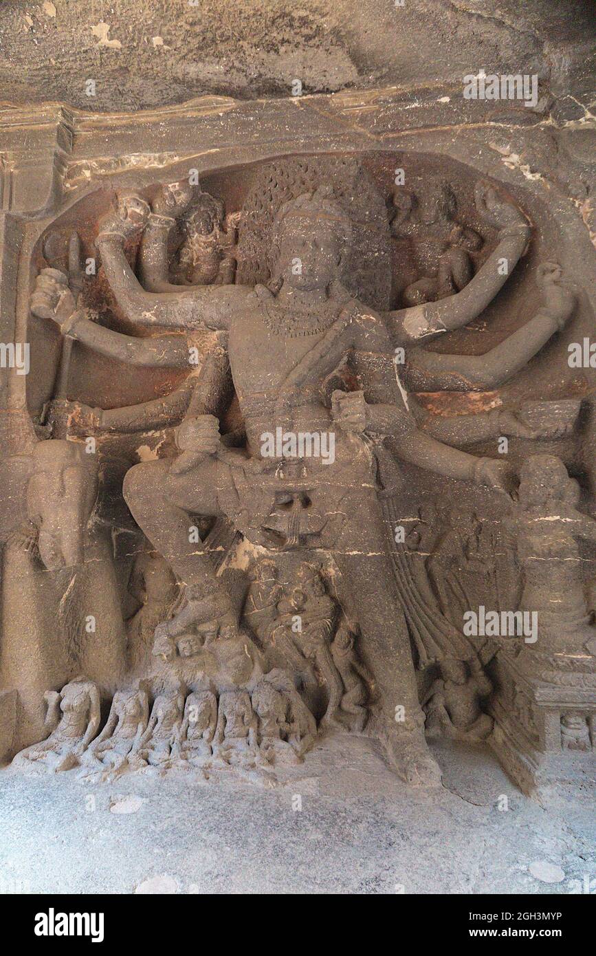 Verblasste Steinschnitzerei von Lord Shiva in seiner Manifestation von Kala Bhairava, Kailasa-Tempel, Ellora-Höhlen, Aurangabad-Bezirk, Maharashtra, Indien Stockfoto