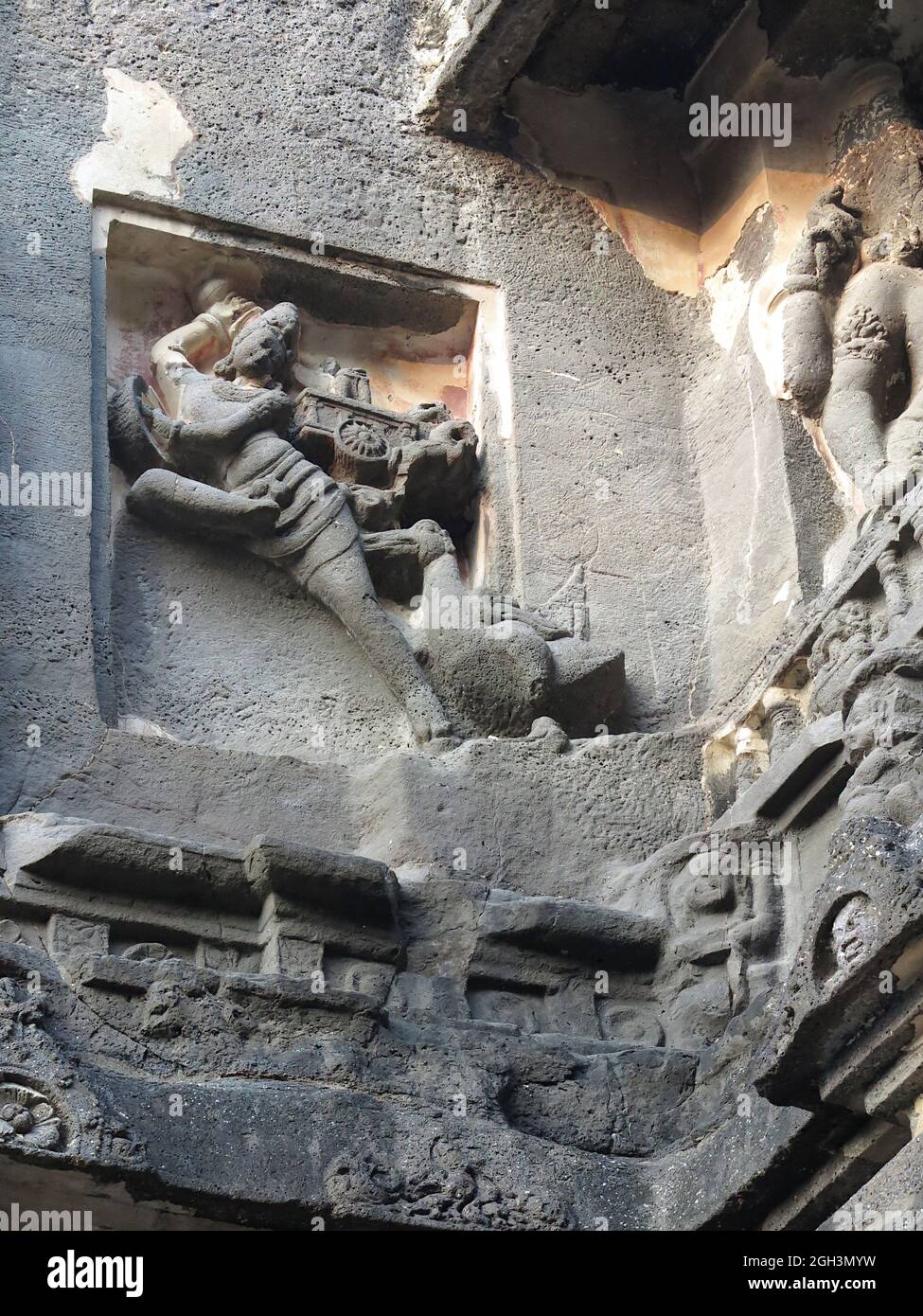 Schnitzwerk, das die Entführung von Sita von Ravana, dem Hauptantagonisten der Ramayana, darstellt, während Jatayu (Geierkönig) versucht, sie zu retten, Kailasa Temple, Ellora Stockfoto