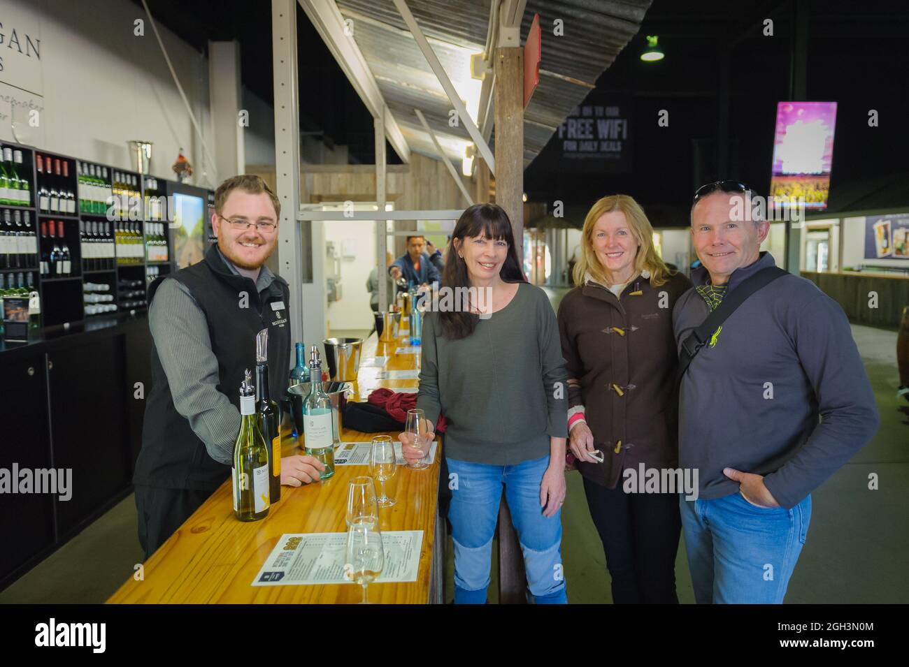 Drei Touristen genießen eine Weinprobe nach einer Tour durch die Weinkellerei von McGuigan im Hunter Valley in New South Wales, Australien. Stockfoto