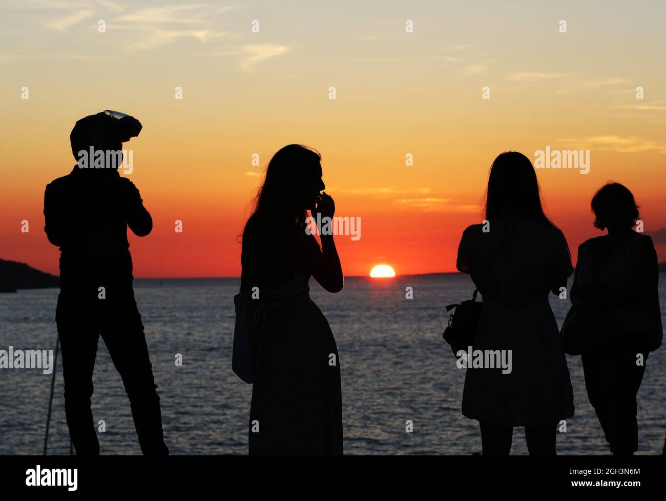 Marseille, Frankreich. September 2021. Die Menschen betrachten den Sonnenuntergang am Meer in Marseille, Frankreich, 4. September 2021. Kredit: Gao Jing/Xinhua/Alamy Live Nachrichten Stockfoto