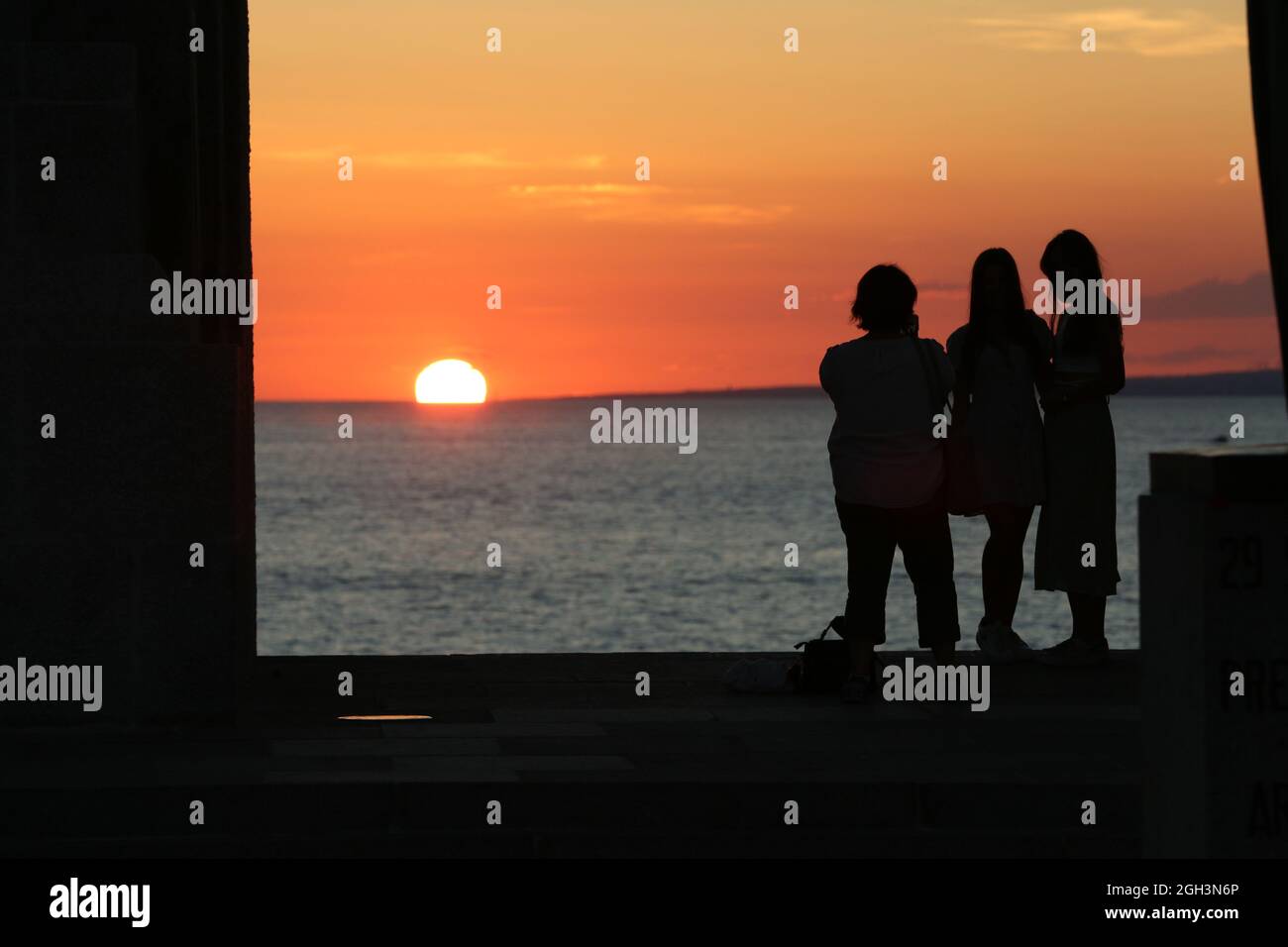 Marseille, Frankreich. September 2021. Die Menschen betrachten den Sonnenuntergang am Meer in Marseille, Frankreich, 4. September 2021. Kredit: Gao Jing/Xinhua/Alamy Live Nachrichten Stockfoto