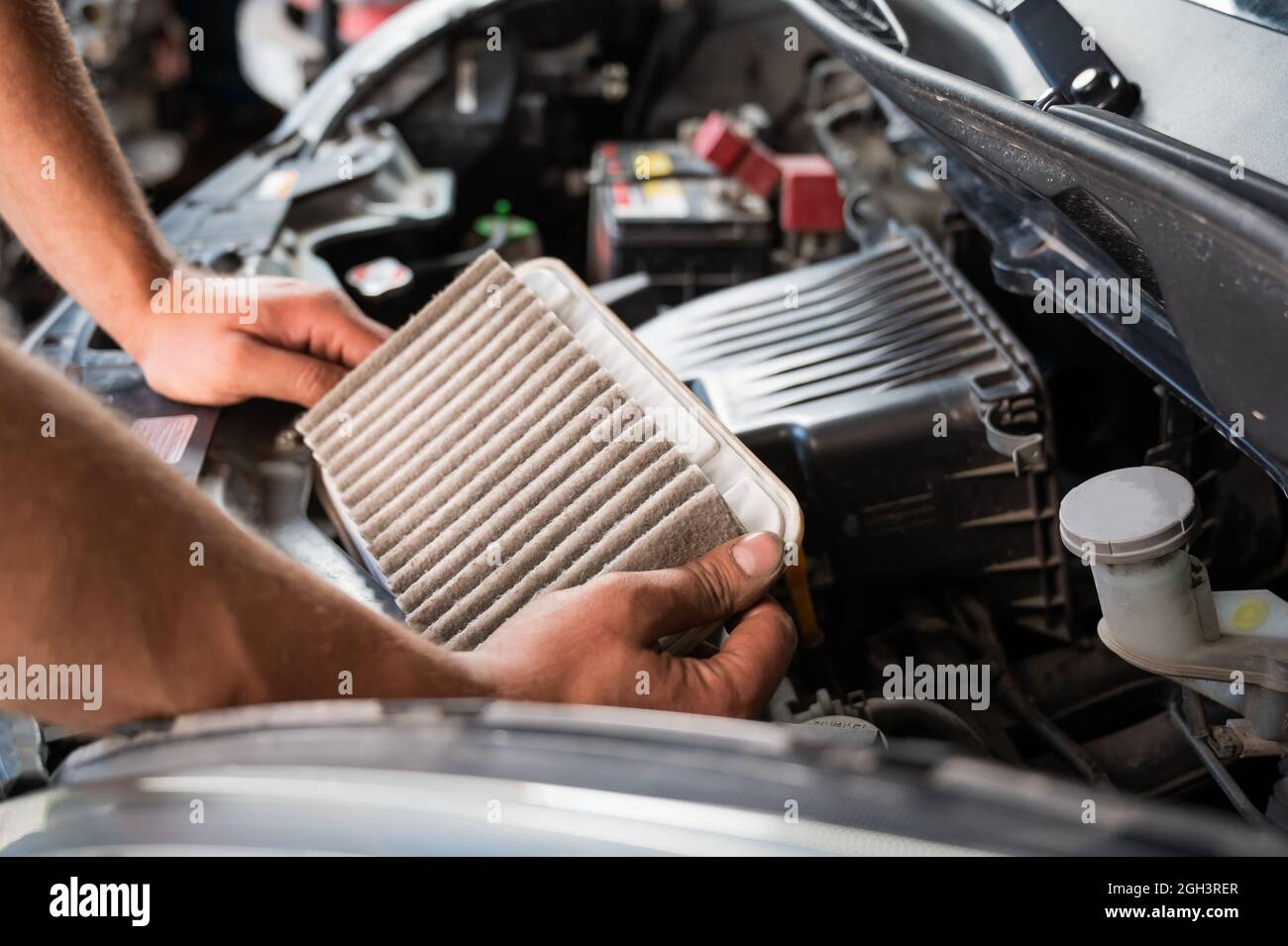 Ein Automechaniker wechselt den Luftfilter im Auto Stockfotografie - Alamy