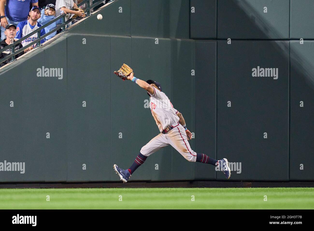 Denver CO, USA. September 2021. Atlanta Left Fielder Eddie Rosario (8) spielt während des Spiels mit Atlanta Braves und den Colorado Rockies, das im Coors Field in Denver Co. David Seelig/Cal Sport Medi ausgetragen wird, einen faulen Ball. Kredit: csm/Alamy Live Nachrichten Stockfoto